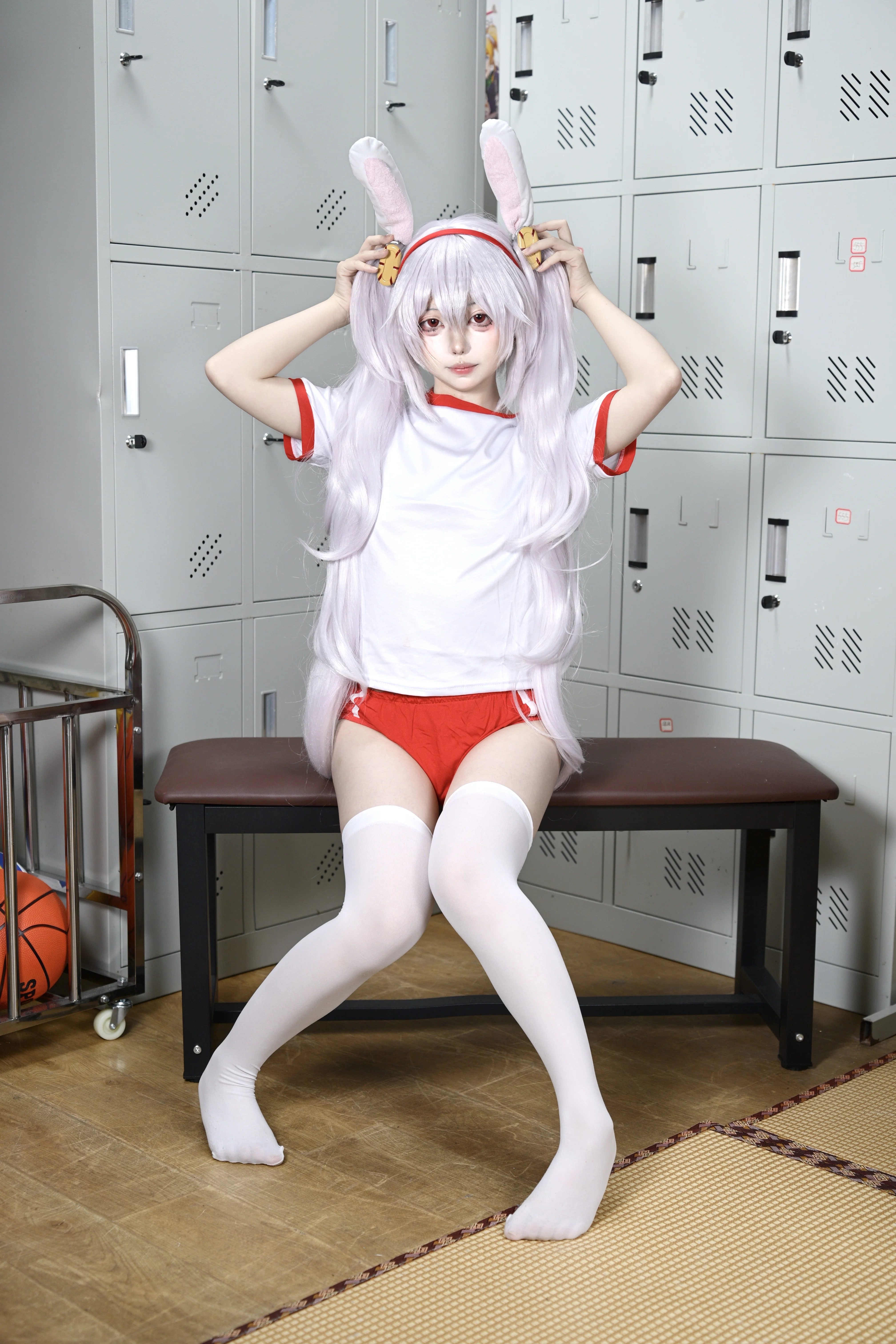 【拉菲cos】白鹰体操服的慵懒日常，教室里的白丝小兔 - 第 7 张