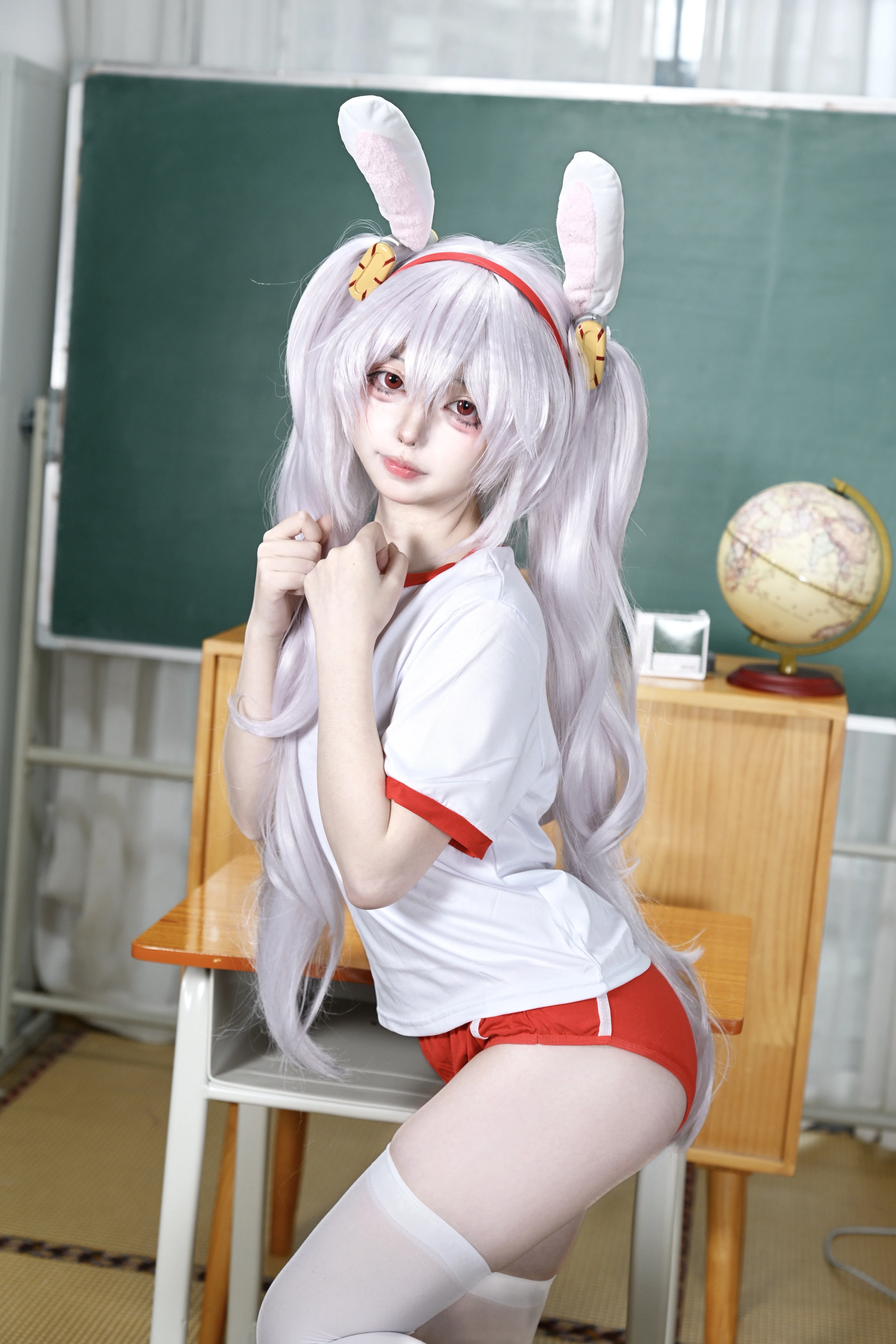 【拉菲cos】白鹰体操服的慵懒日常，教室里的白丝小兔 - 第 8 张