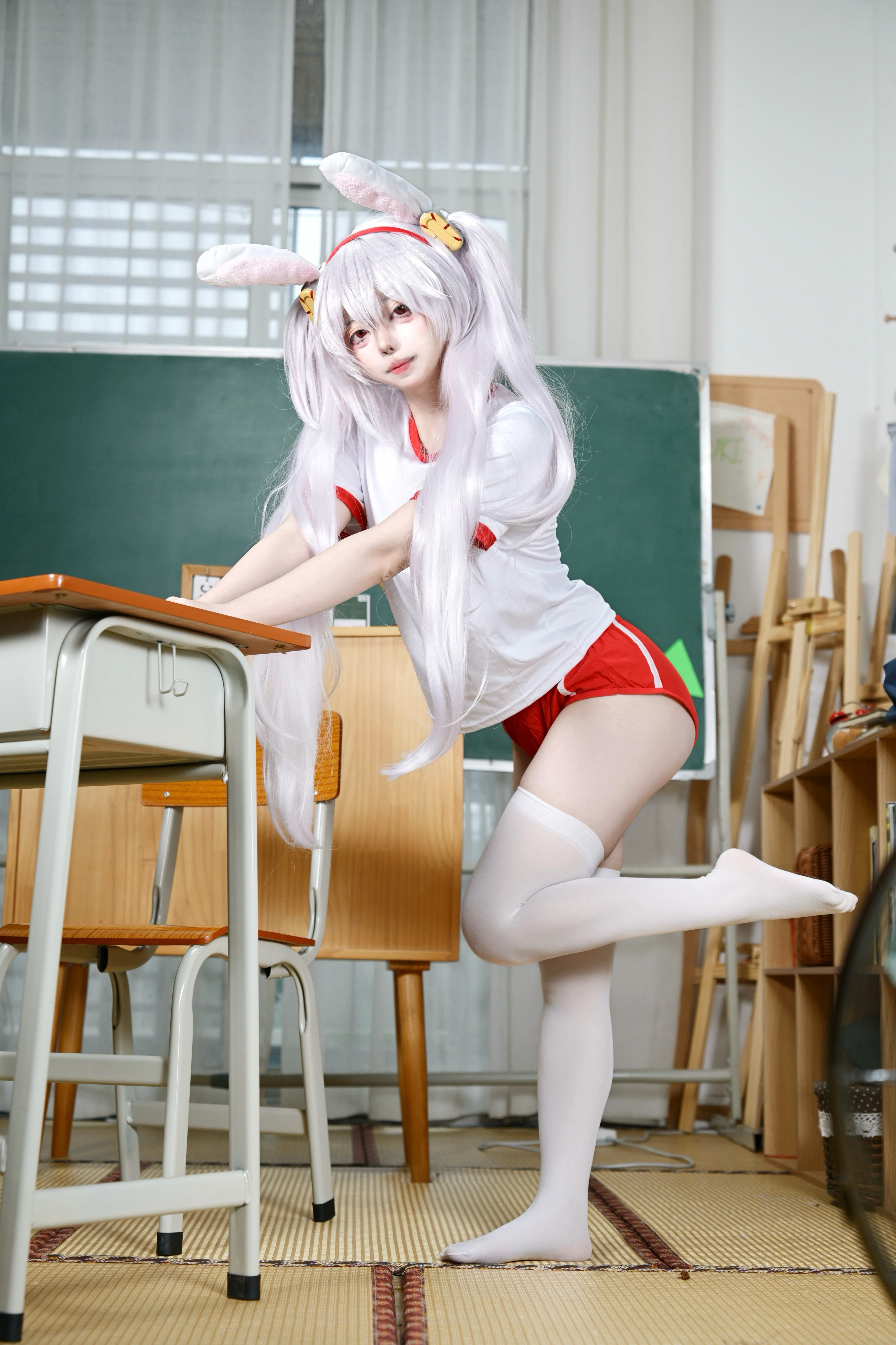 【拉菲cos】白鹰体操服的慵懒日常，教室里的白丝小兔 - 第 9 张
