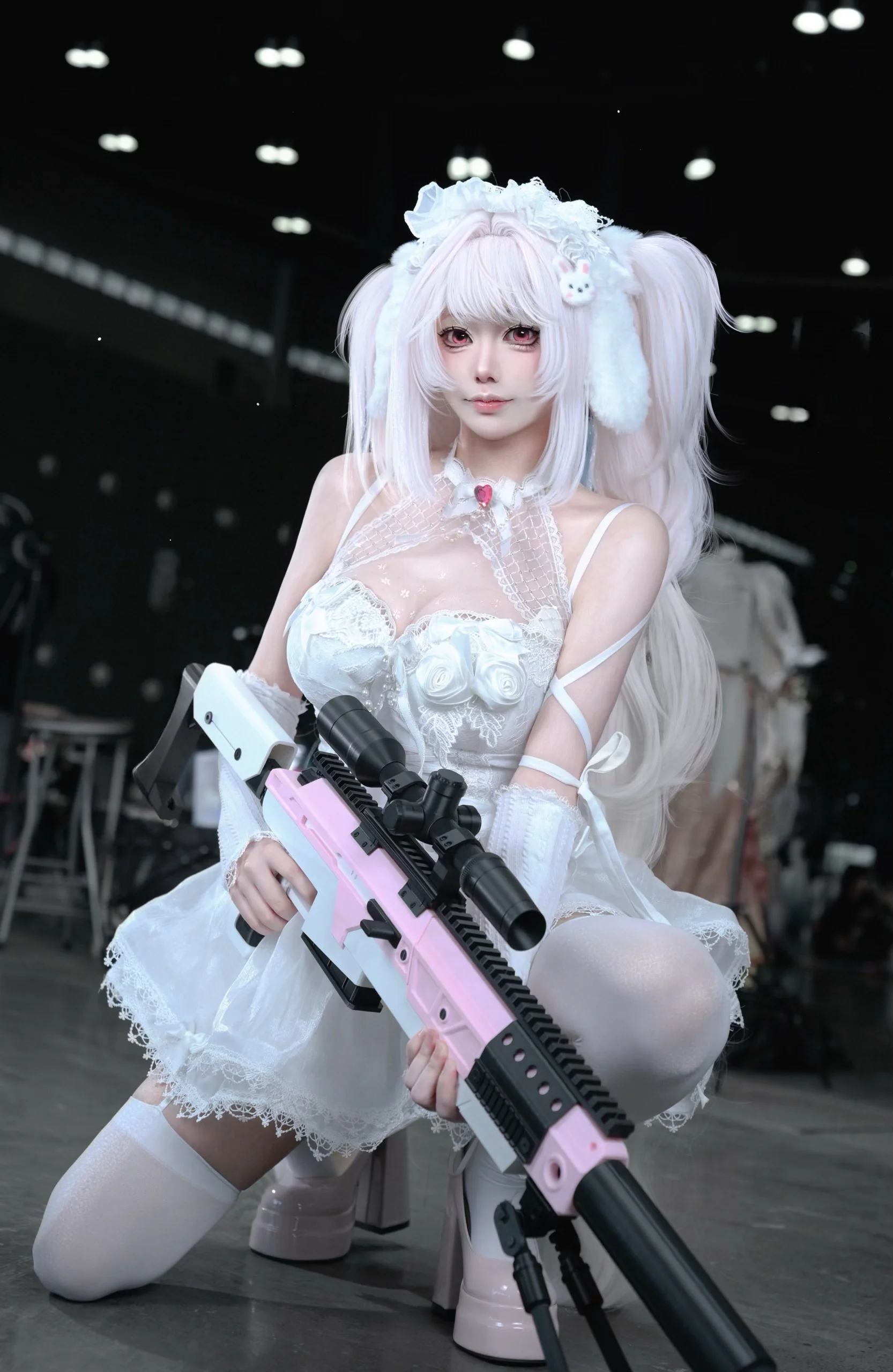 【妮姬爱丽丝cos】白色武装与软萌兔兔的完美碰撞 - 第 1 张