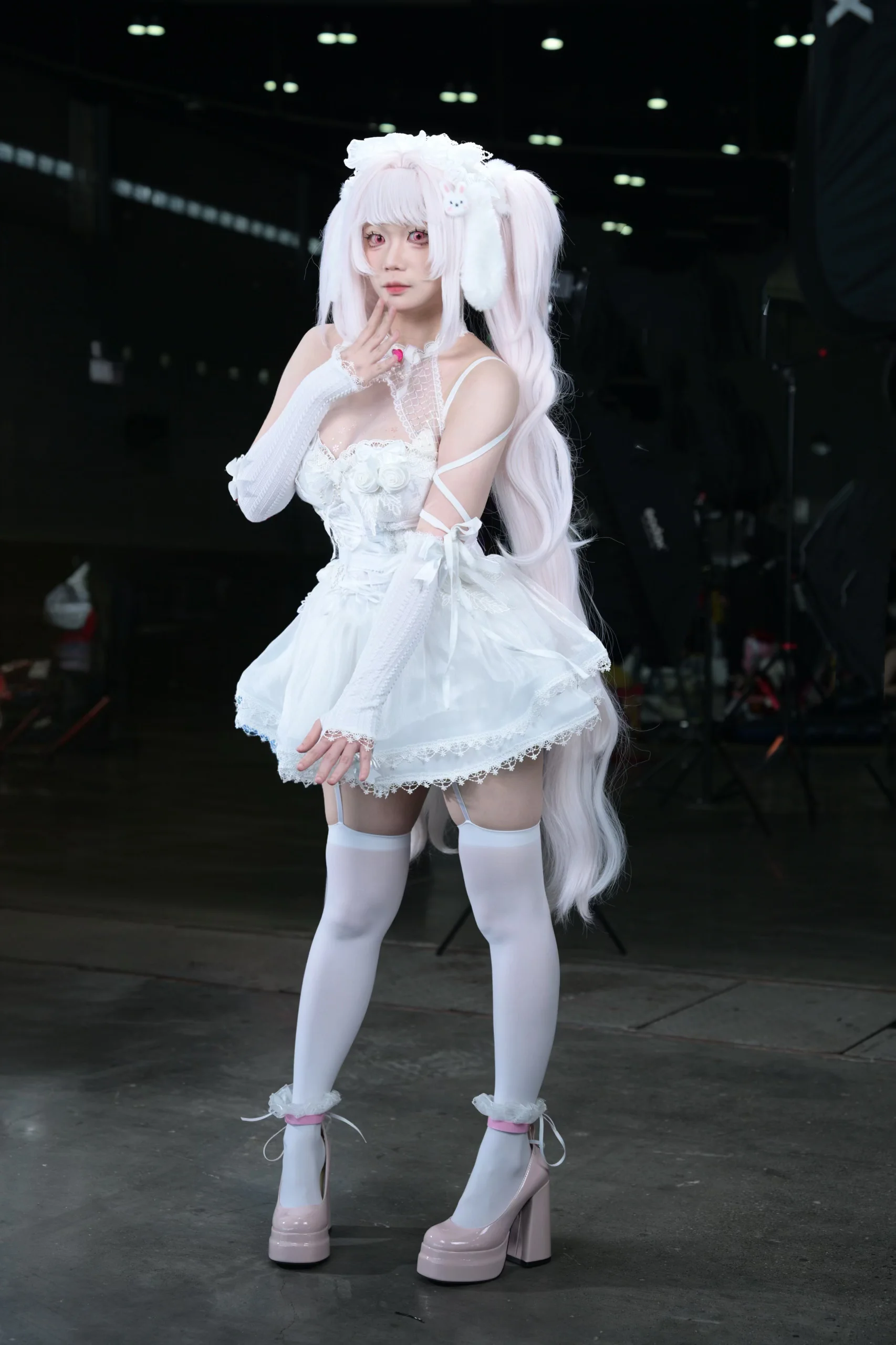 【妮姬爱丽丝cos】白色武装与软萌兔兔的完美碰撞 - 第 2 张