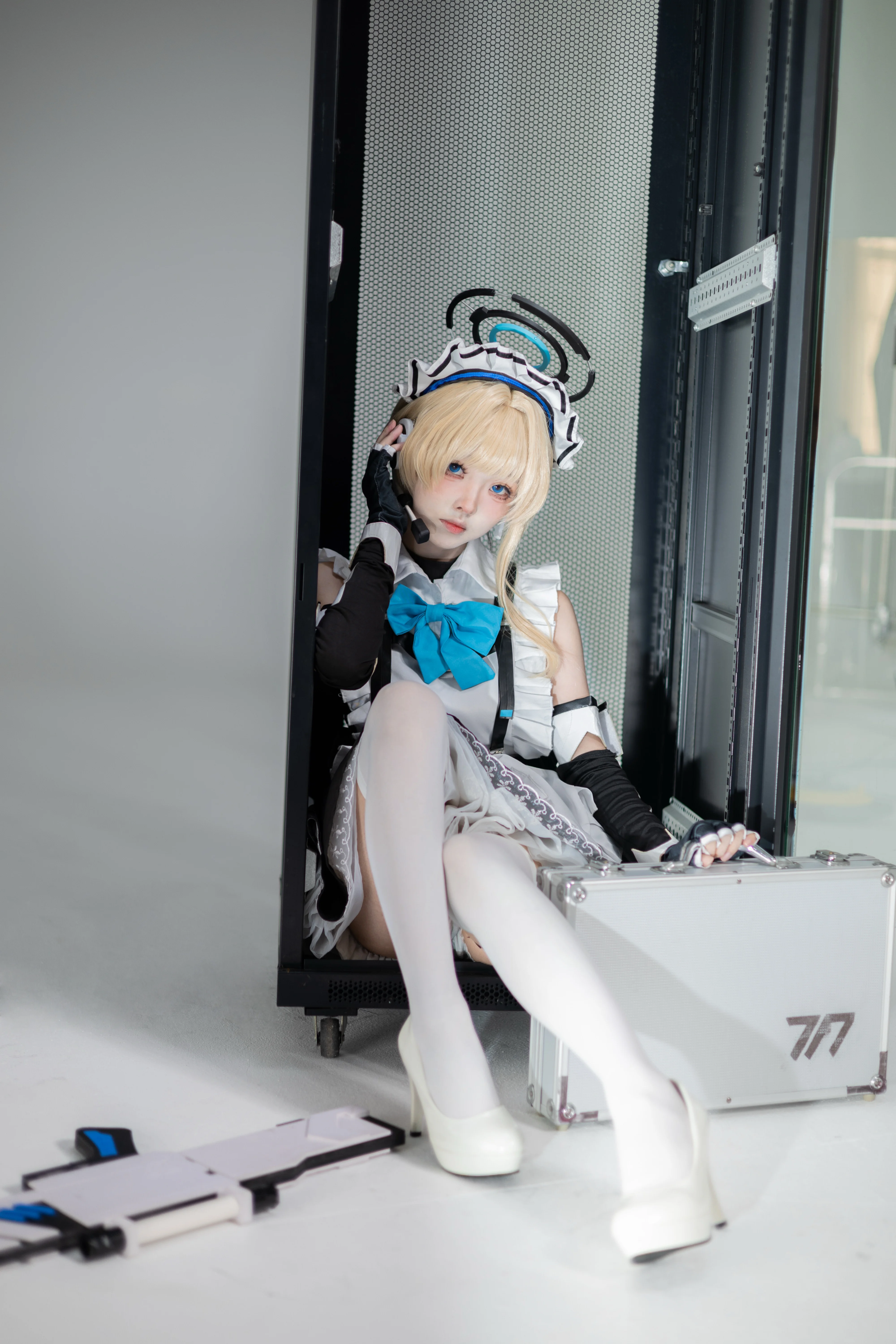【飞鸟马时cos】蔚蓝档案里的机械女仆，白丝与枪械的硬核日常 - 第 2 张