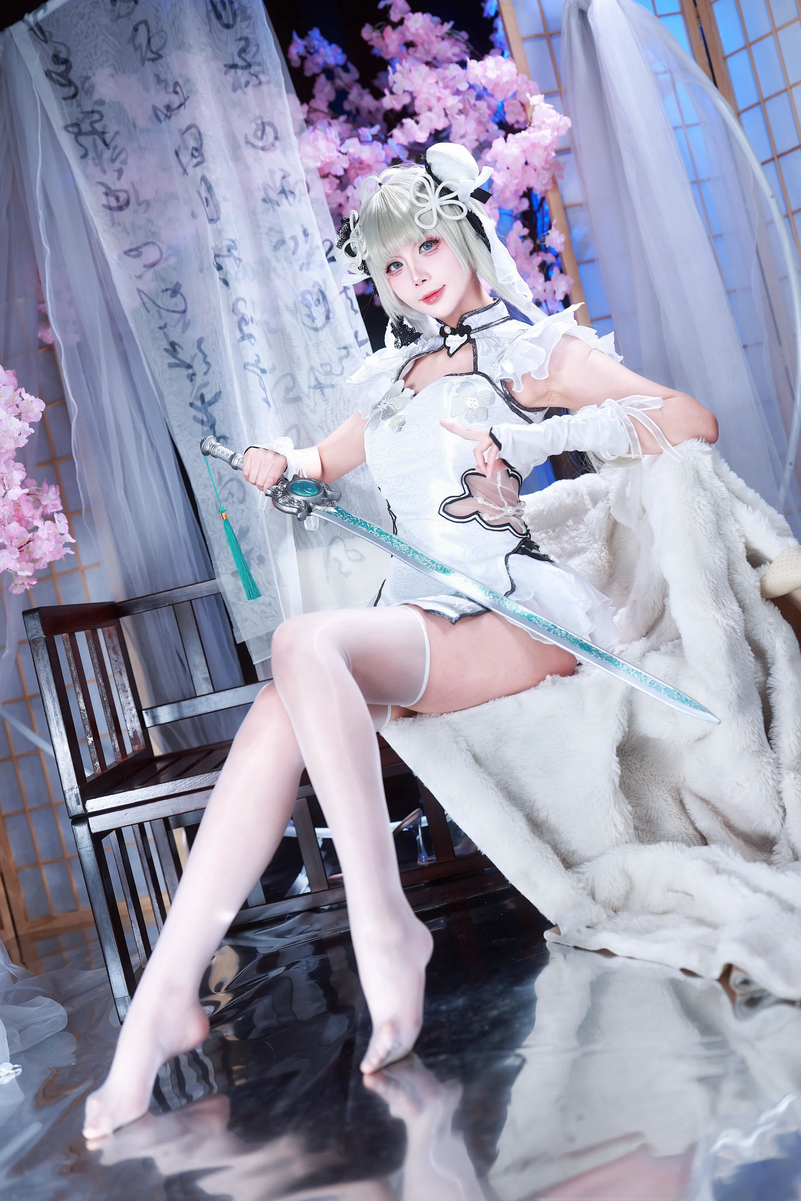 【殷紫萍コスプレ】NARAKA: BLADEPOINT 白旗袍アレンジ、清廉な空気感与长剑のレンズ融合