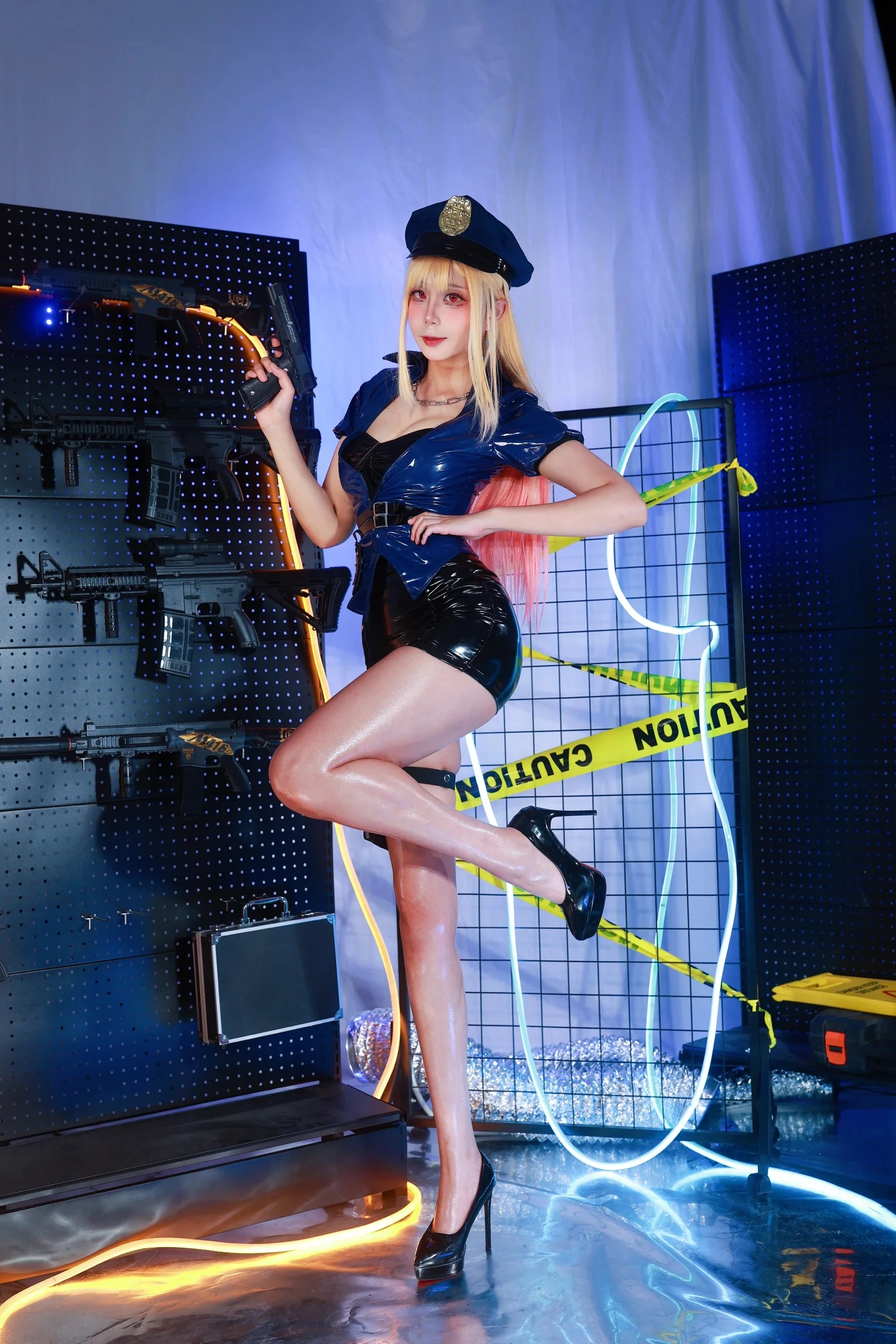 【喜多川海夢cos】更衣人偶墜入愛河，漆皮女警穿搭挑戰成功 - 第 2 張