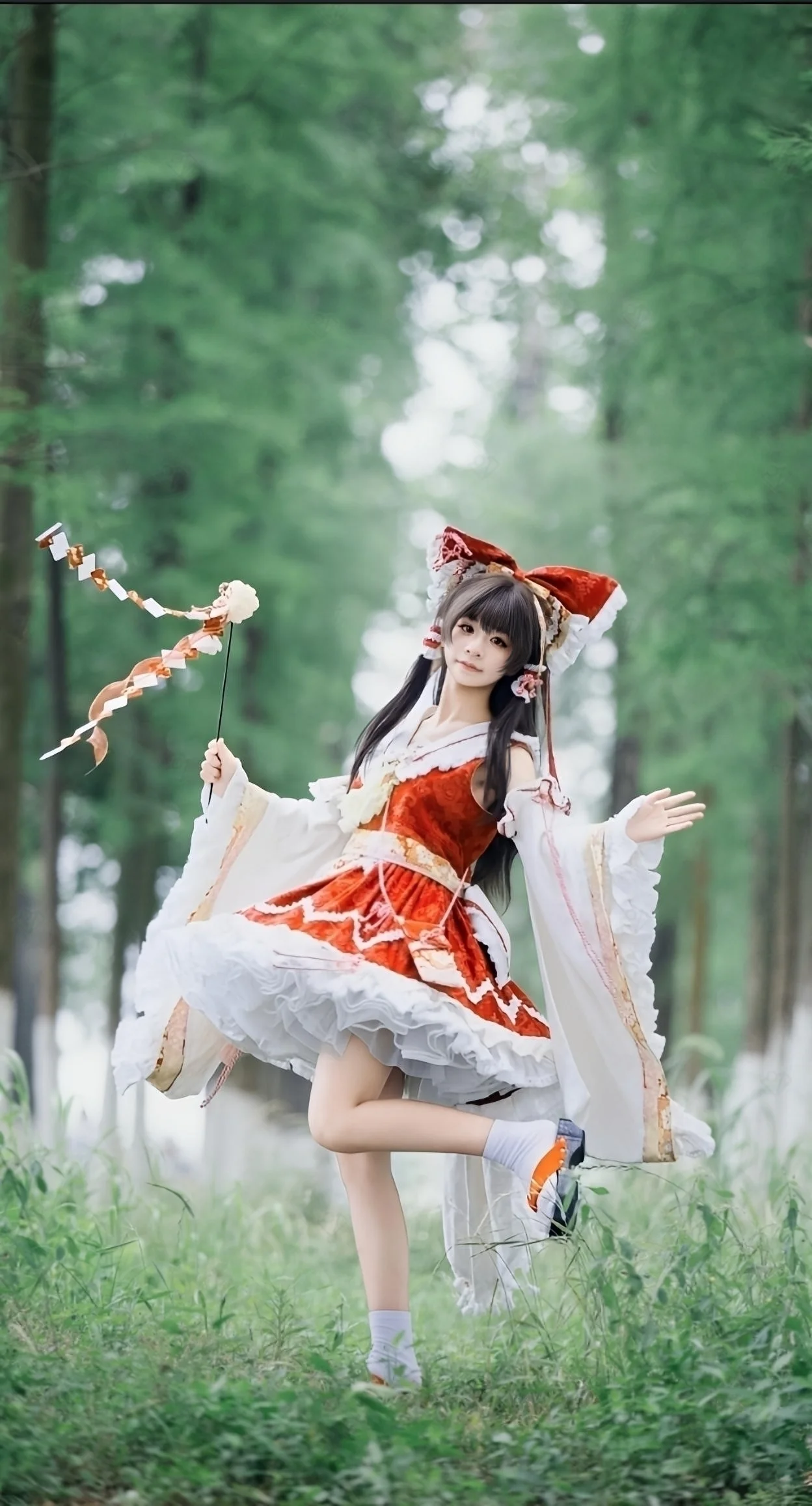 【博麗霊夢コスプレ】東方Projectの楽園の巫女、水杉の林に佇む紅白の美しき影 - 1 枚目