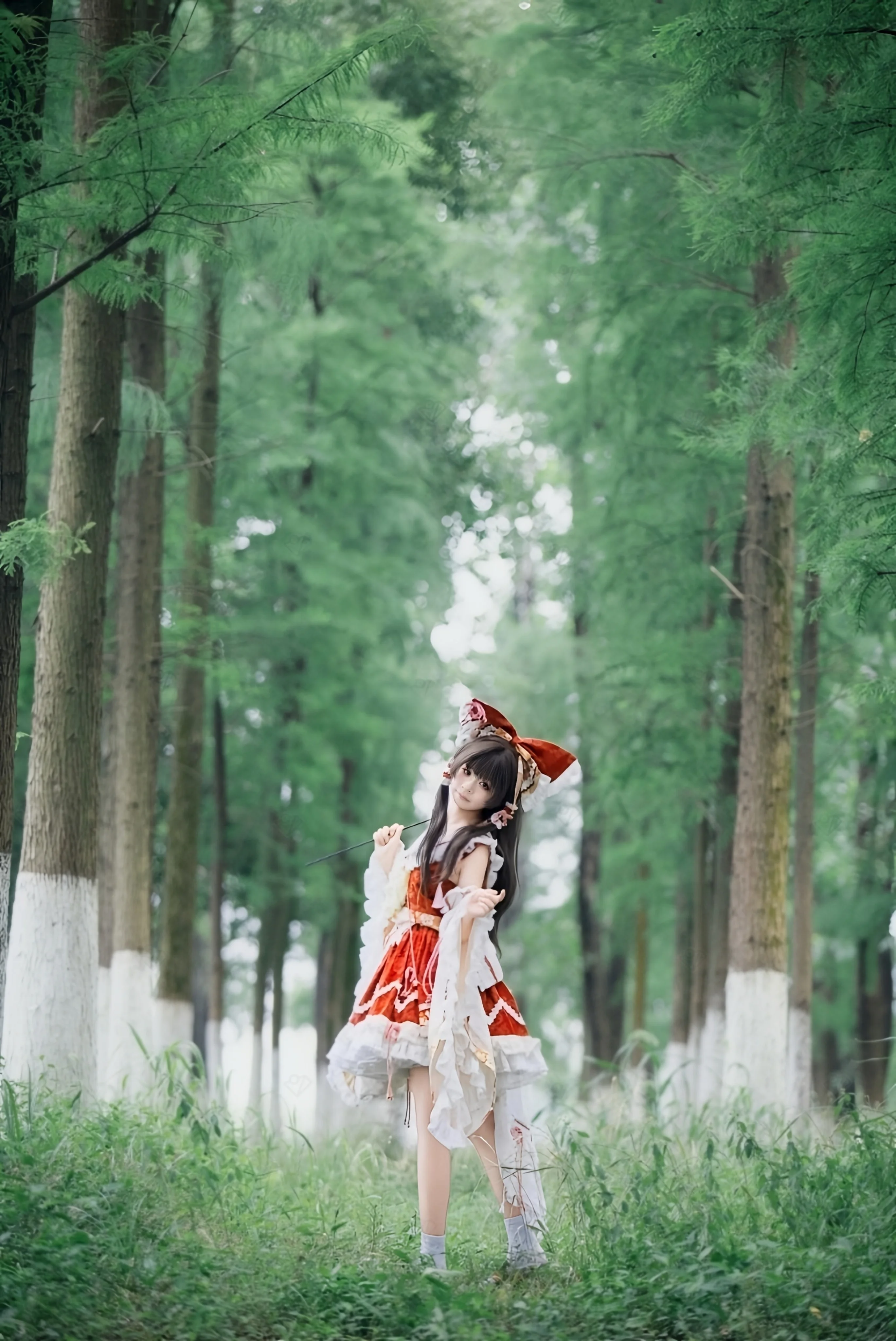 【博麗霊夢コスプレ】東方Projectの楽園の巫女、水杉の林に佇む紅白の美しき影 - 2 枚目