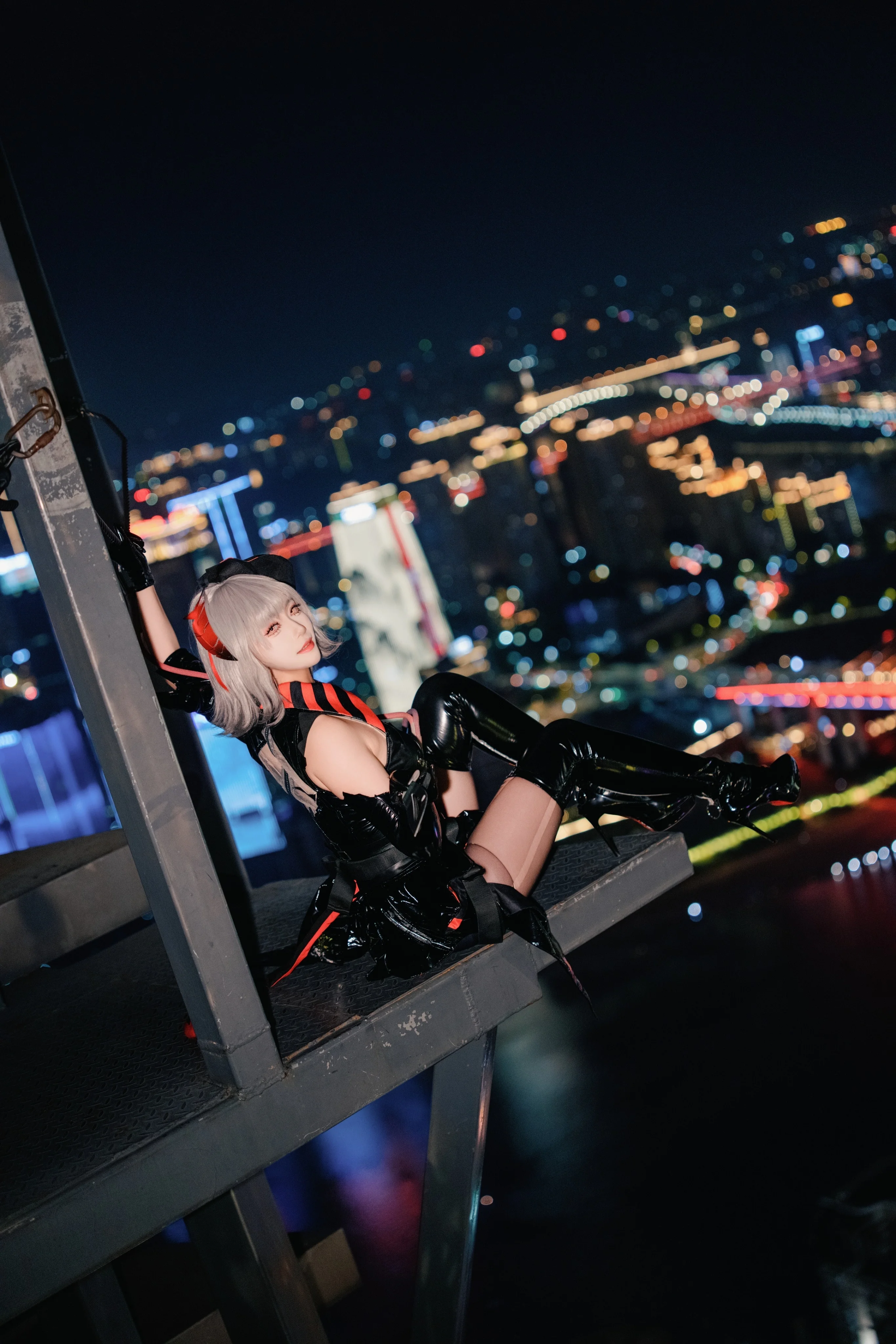 【Wcos】明日方舟愚夜密函，高空霓虹夜景裡的漆皮亮色 - 第 1 張