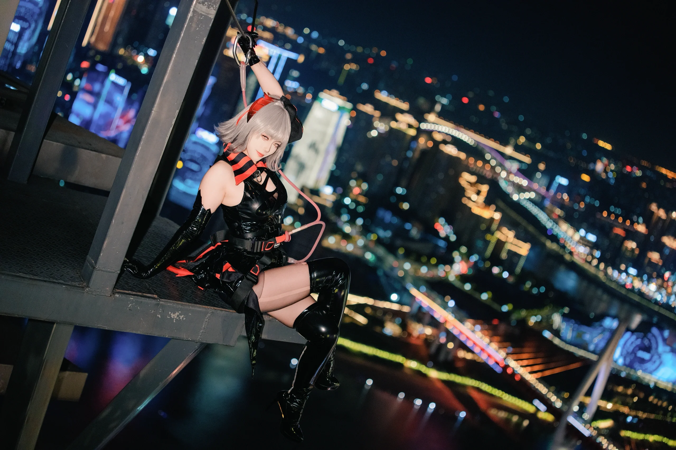 【Wcos】明日方舟愚夜密函，高空霓虹夜景裡的漆皮亮色 - 第 2 張