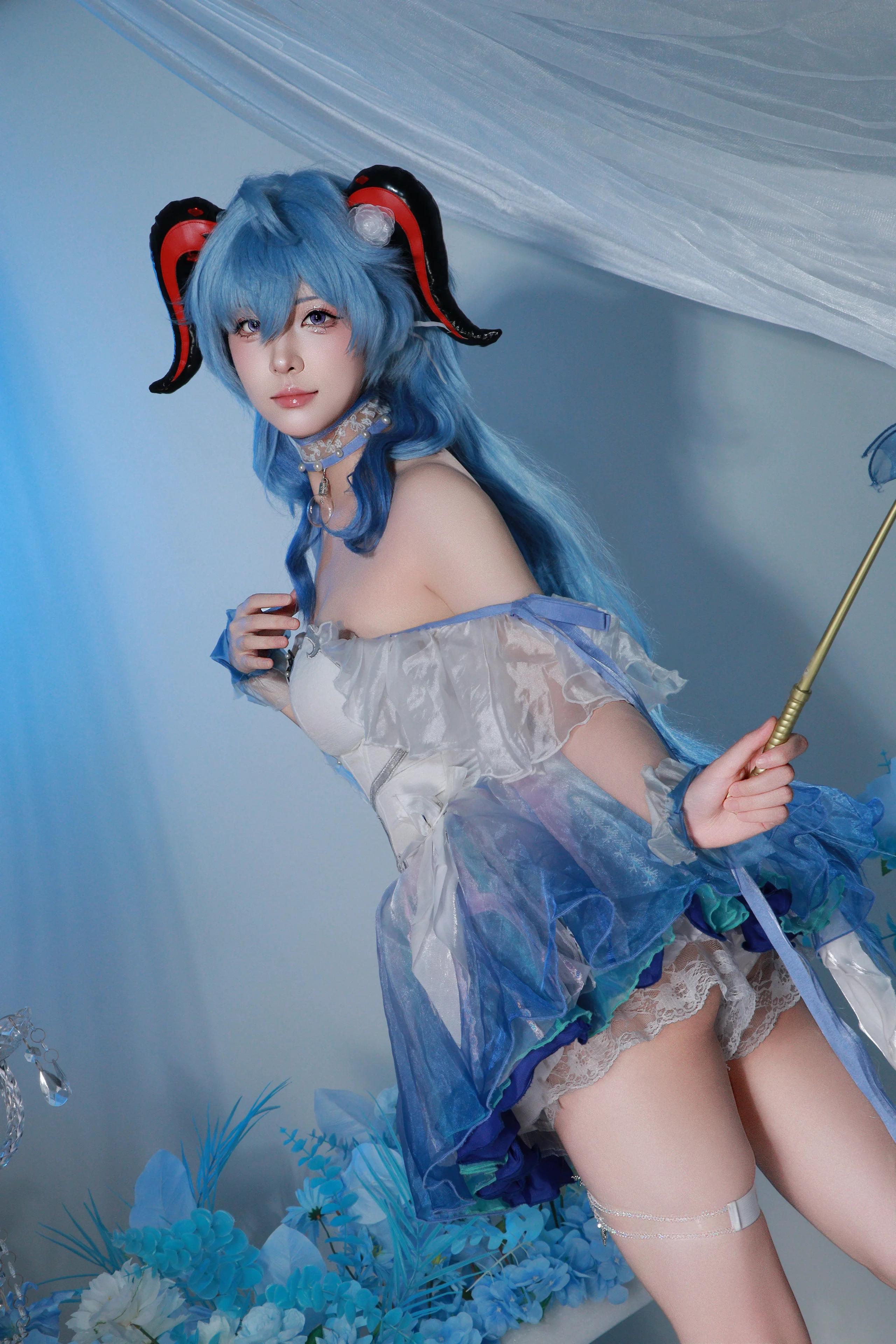 【甘雨cos】原神中的冰系使者，蓝发与红角的小仙子
