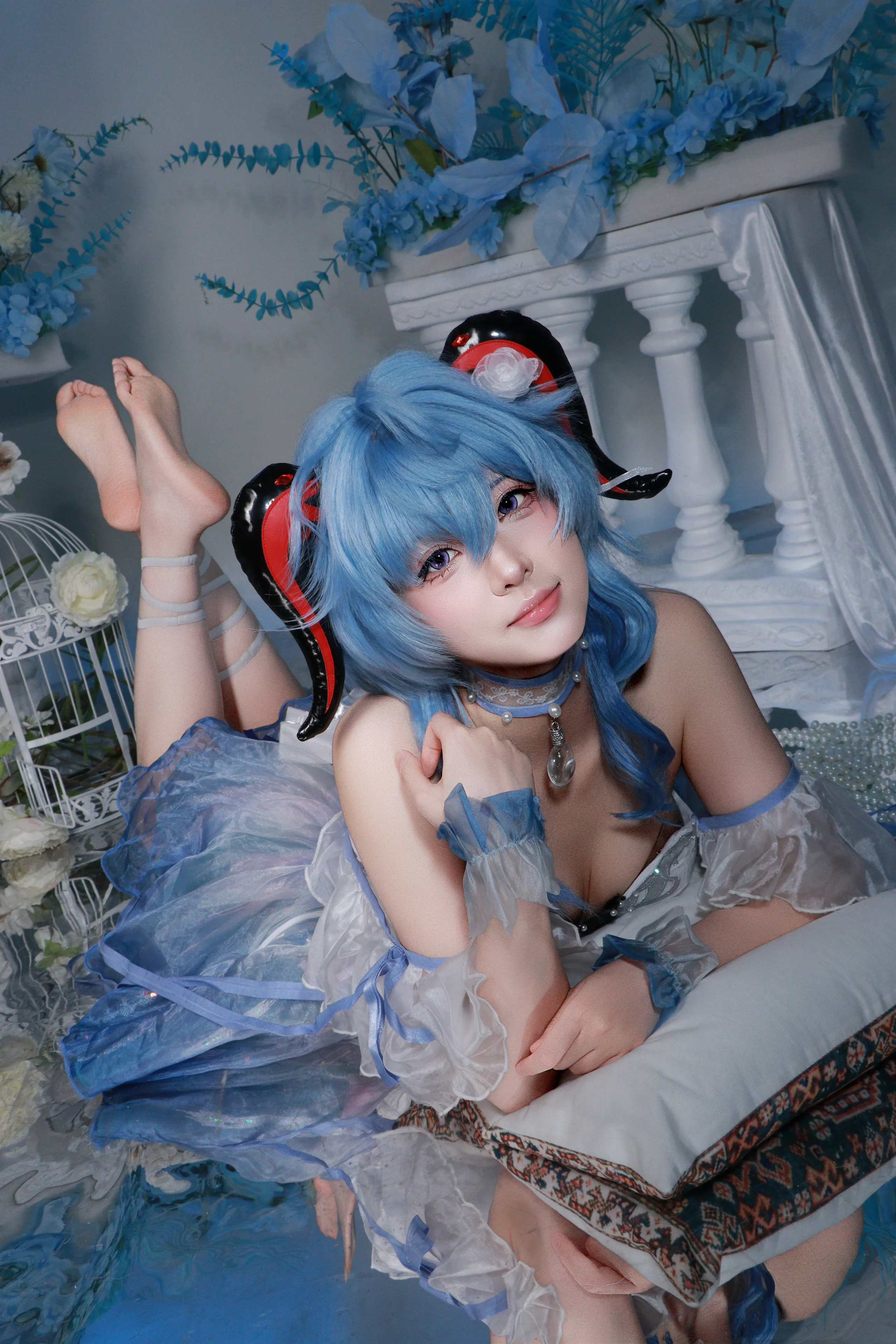 [Ganyu Cosplay] Cryo Girl in Genshin Impact, A Dreamy Blue Note Above the Mirror - Image 1