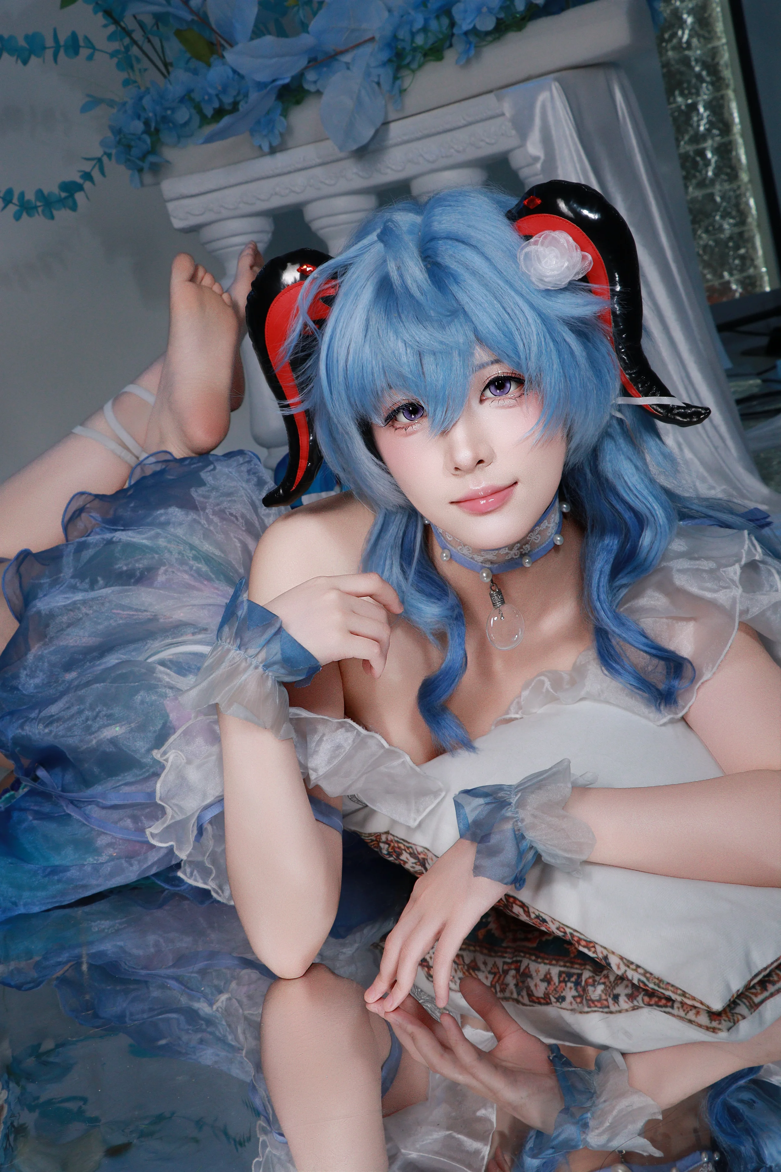 [Ganyu Cosplay] Cryo Girl in Genshin Impact, A Dreamy Blue Note Above the Mirror - Image 2