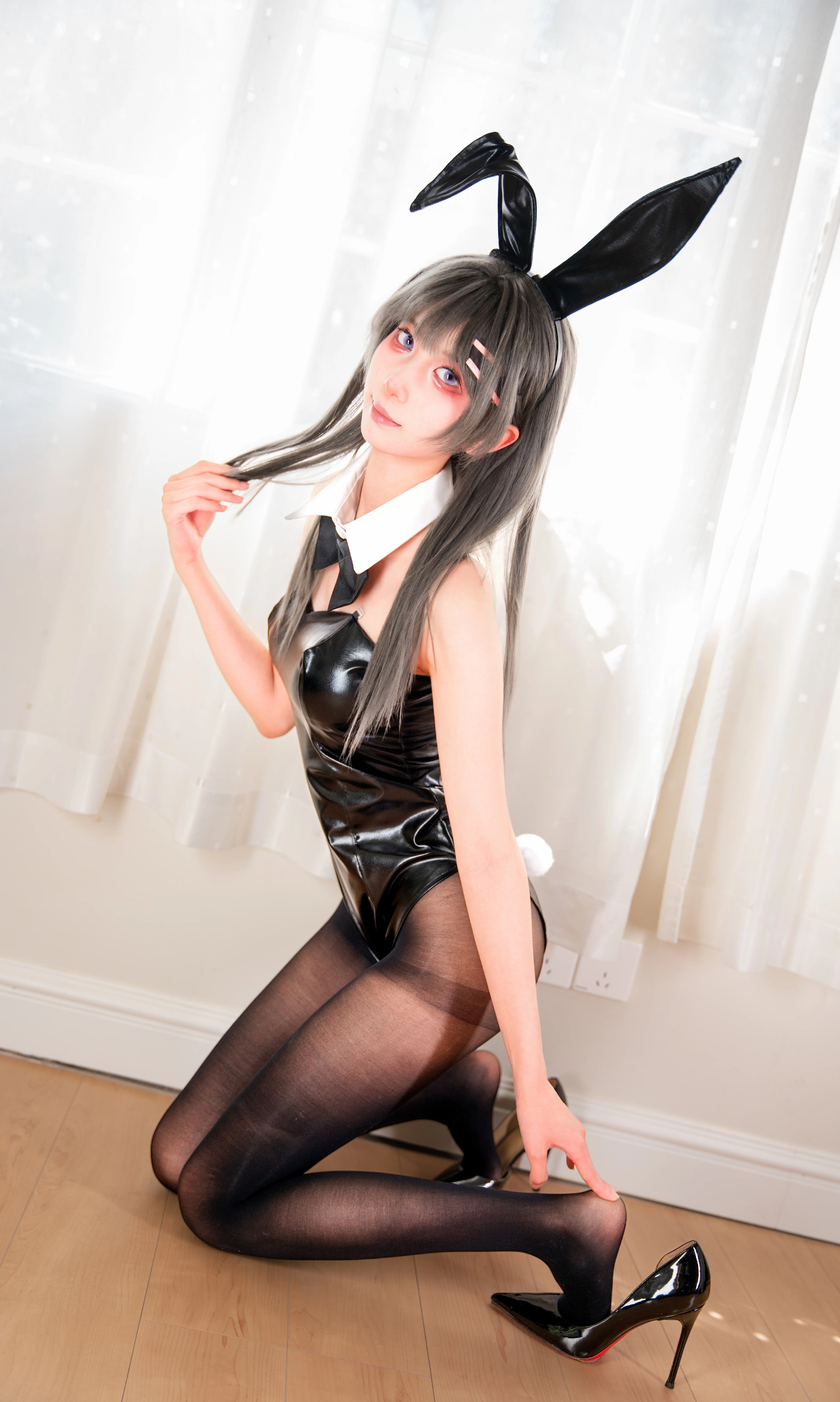 【桜島麻衣 コスプレ】青春ブタ野郎はバニーガール先輩の夢を見ない、黒ストッキングバニーガールの室内撮影 - 16 枚目