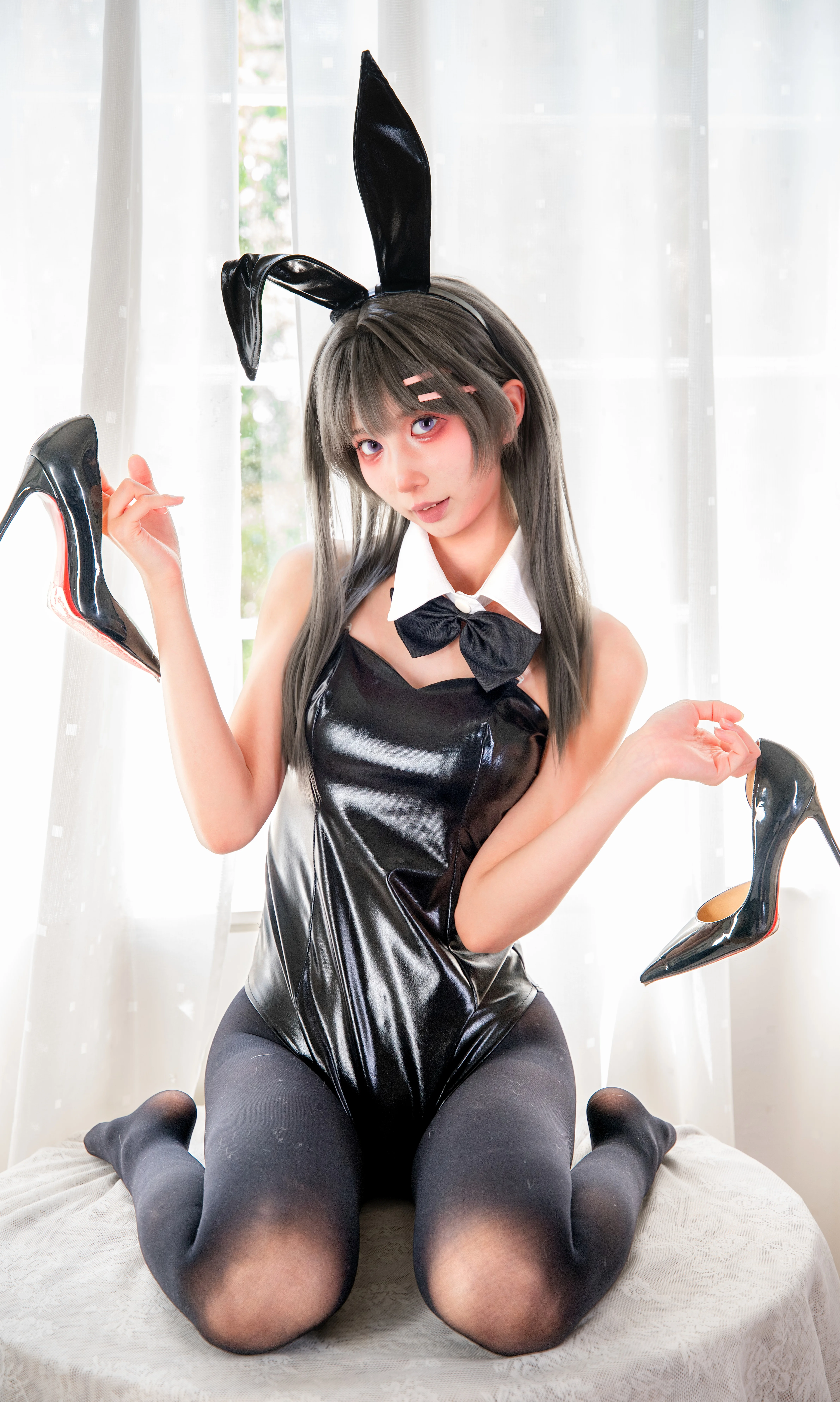 【桜島麻衣 コスプレ】青春ブタ野郎はバニーガール先輩の夢を見ない、黒ストッキングバニーガールの室内撮影 - 9 枚目