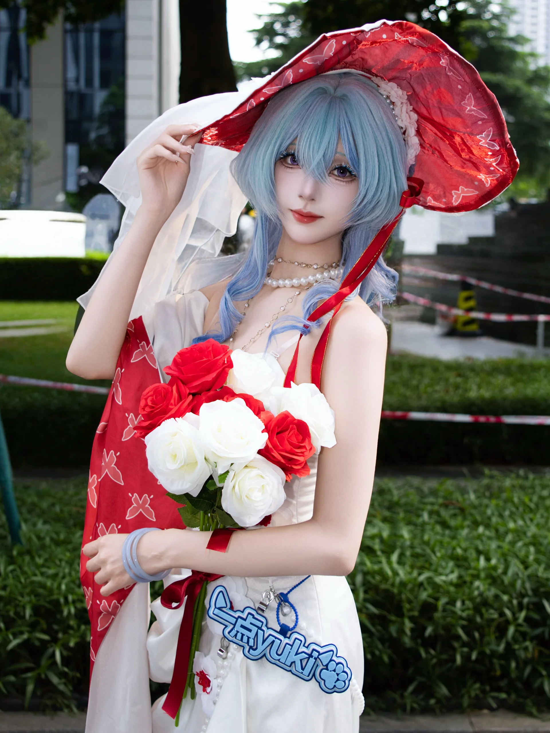 【守岸人cos】带着红白玫瑰外场出没，萤火虫漫展的特别时刻