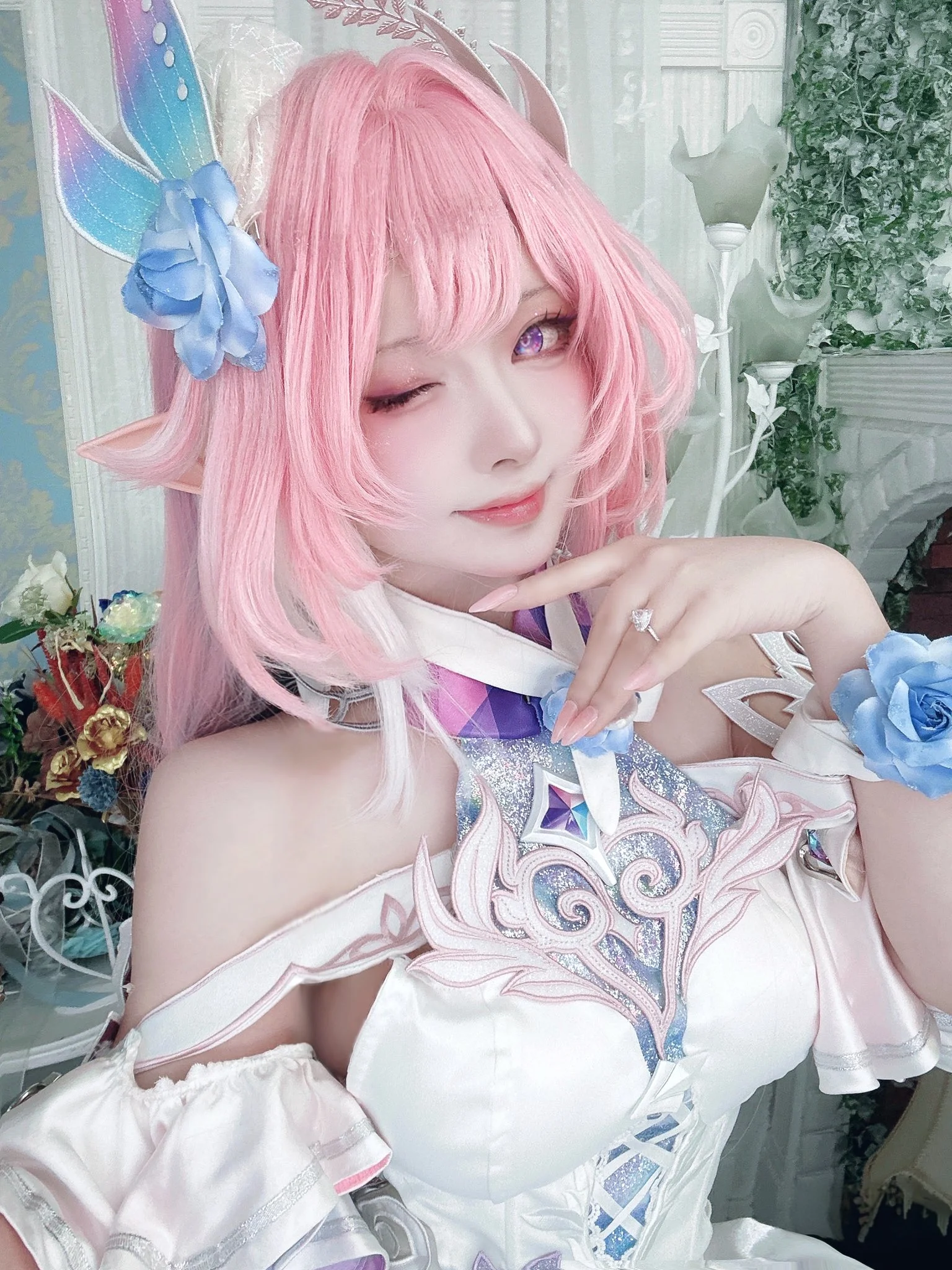 【昔涟cos】崩坏星穹铁道里的粉发精灵，紫眸与蓝玫瑰