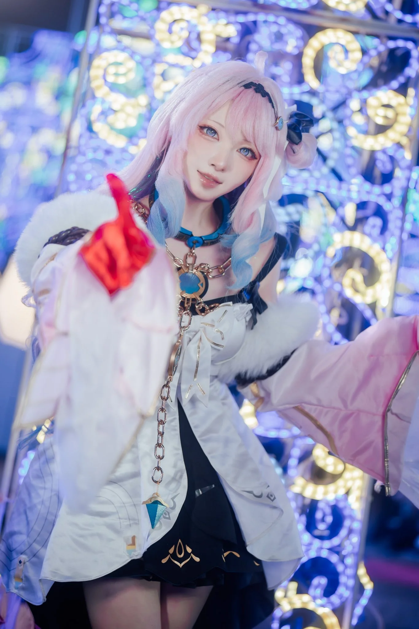 【达妮娅cos】鸣潮里的生日邀约，灯影下的约定 - 第 1 张