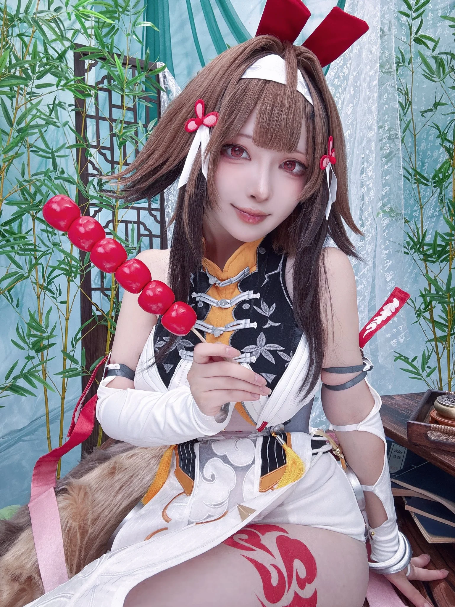 绝区零叶瞬光cos，竹林烟火气里的红瞳少女