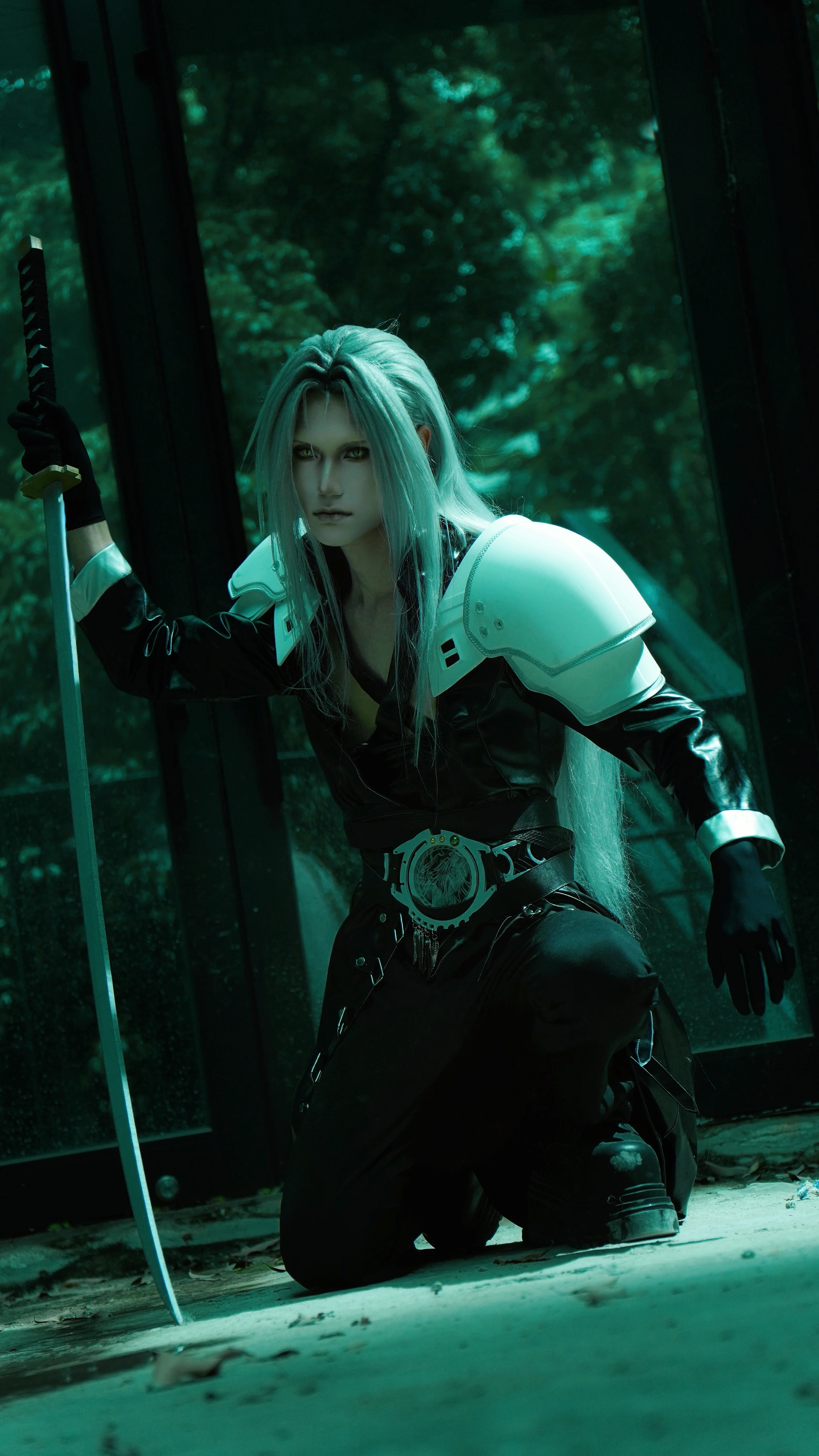[Sephiroth cosplay] The Grim Beauty of the Defeated Moment in FINAL FANTASY VII - Image 1