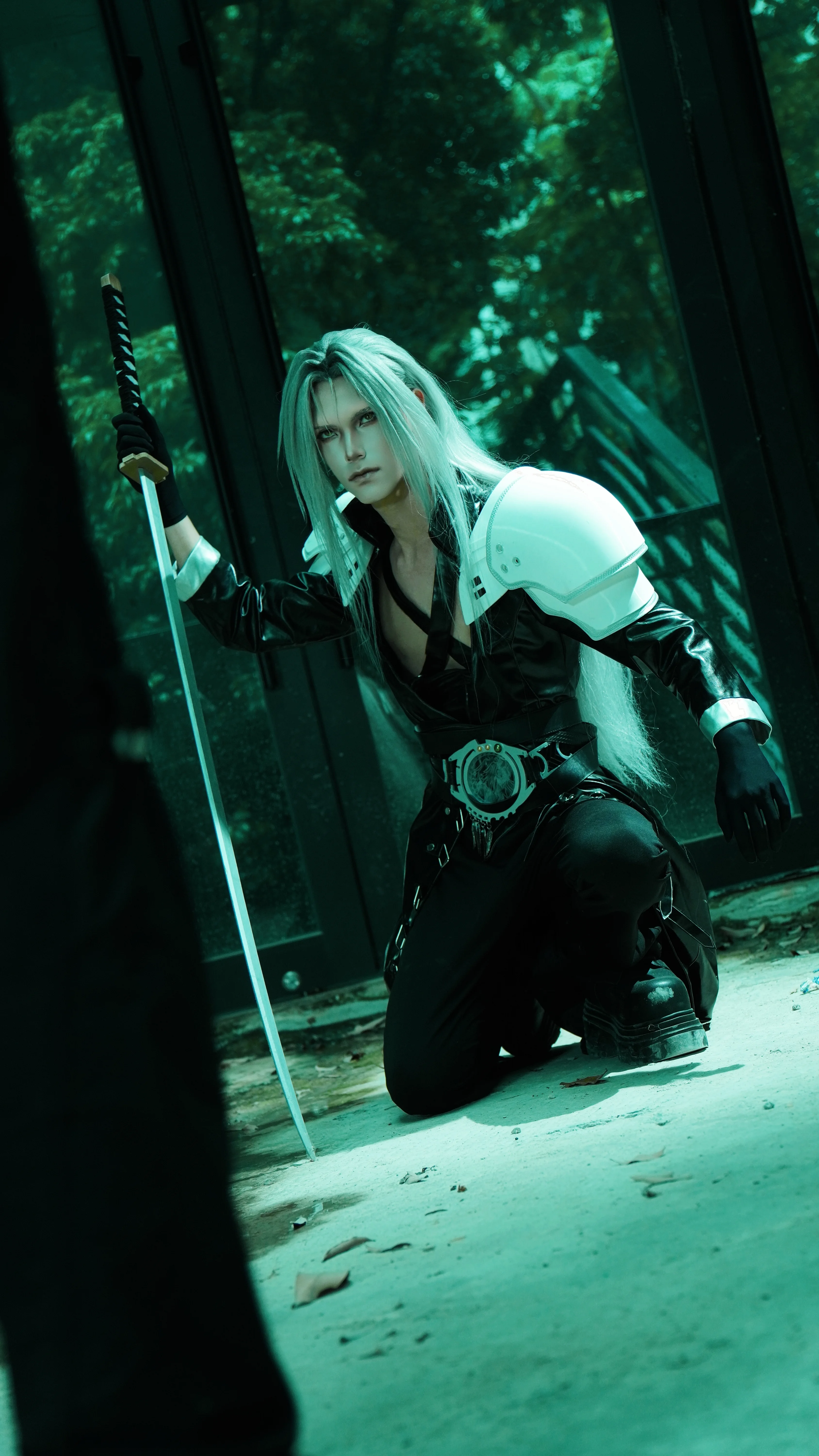 [Sephiroth cosplay] The Grim Beauty of the Defeated Moment in FINAL FANTASY VII - Image 2