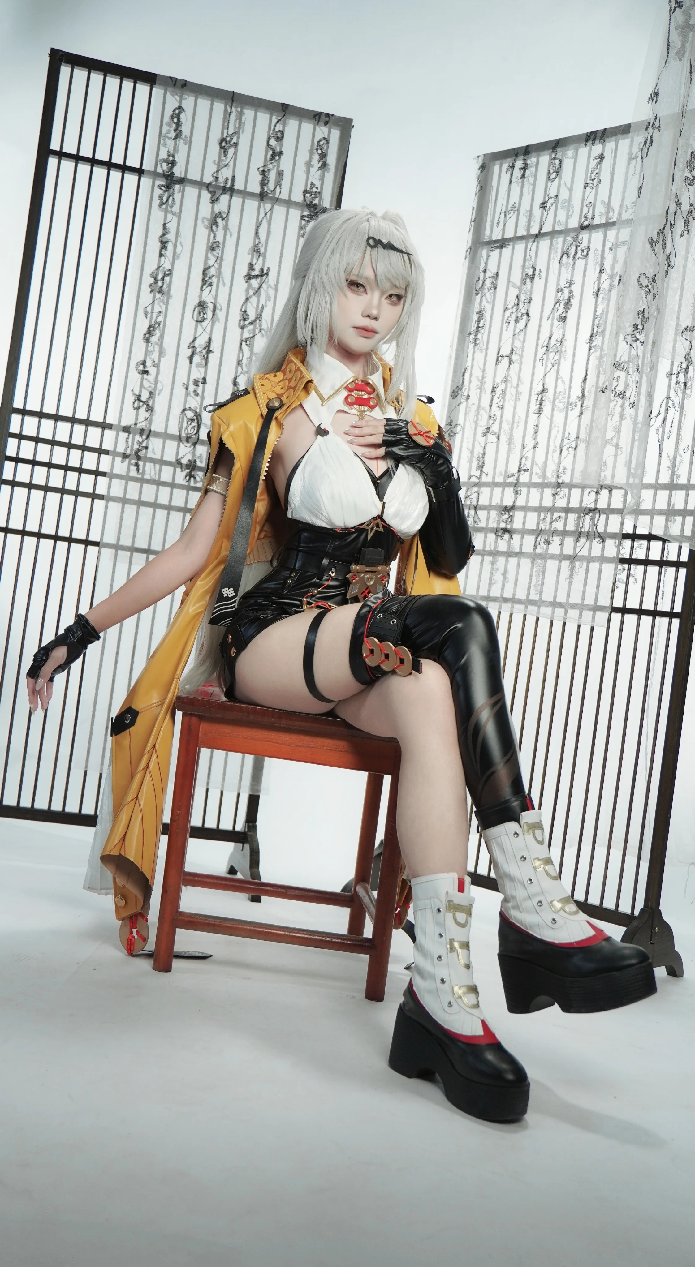 [Yixuan cosplay] Zenless Zone Zero: A Cool, Aloof Cultivator in Black Techwear and Mustard Yellow - Image 1