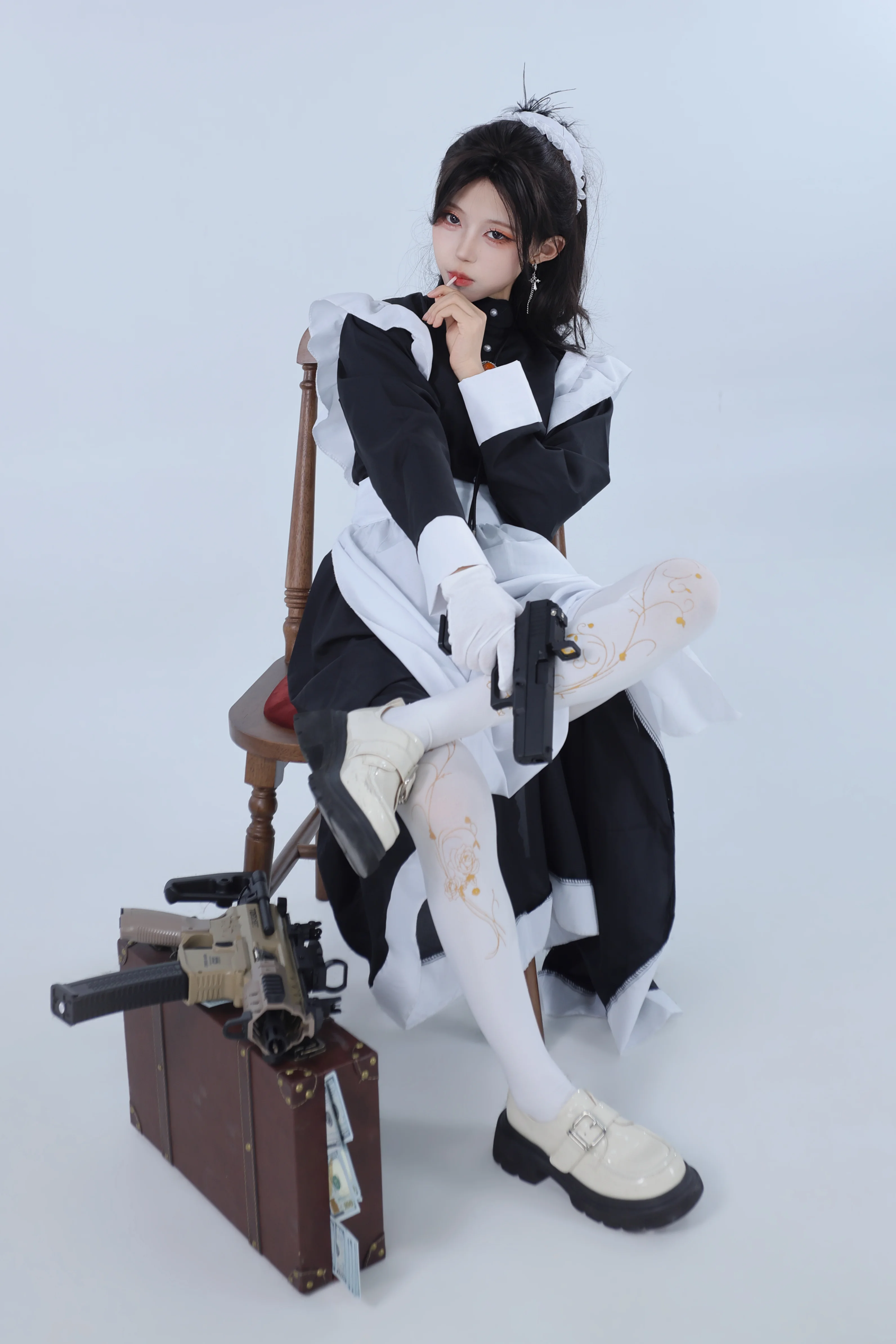 黑白配色的武装女仆写真，战术道具搭配质感拉满
