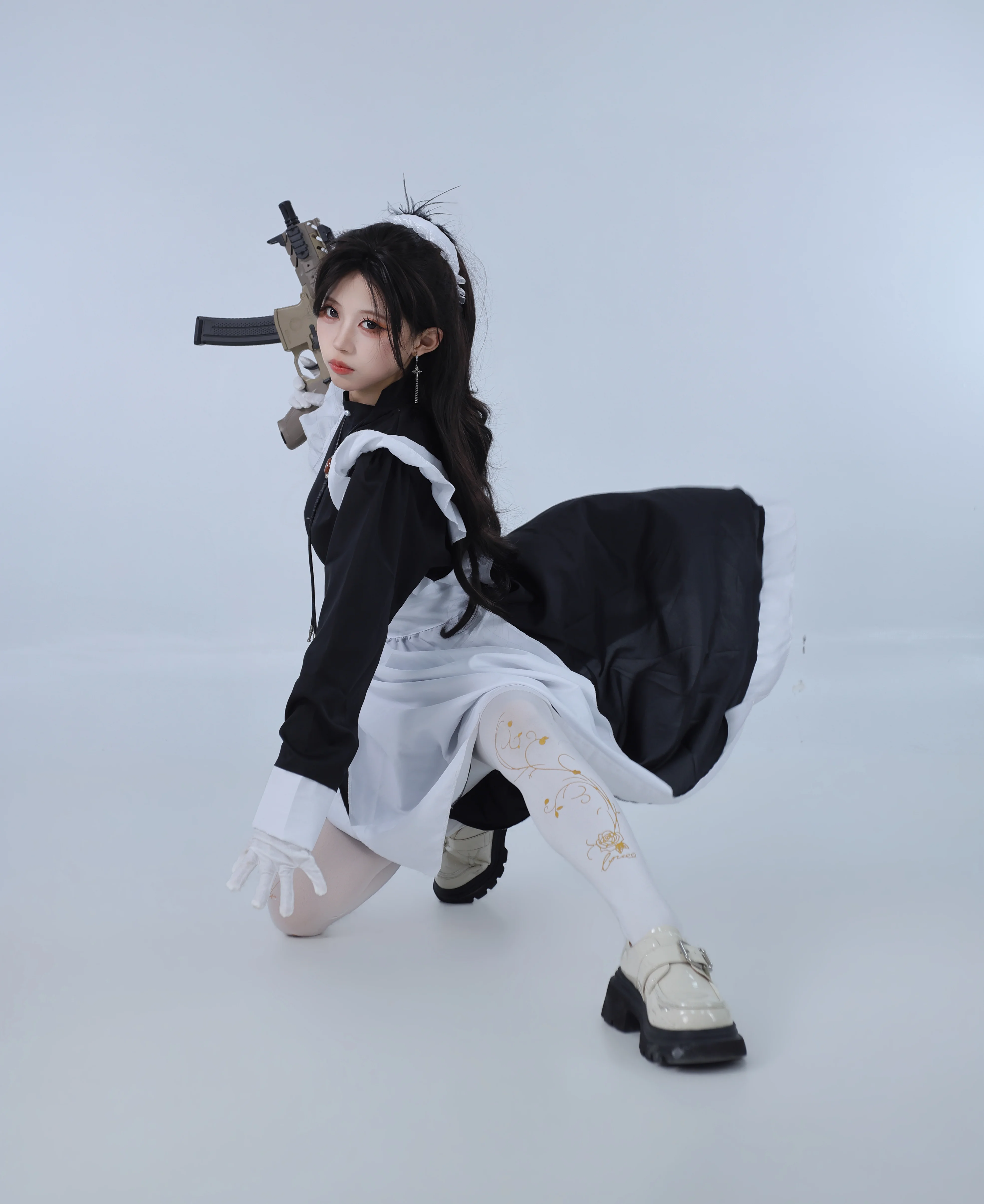 黑白配色的武装女仆写真，战术道具搭配质感拉满 - 第 2 张
