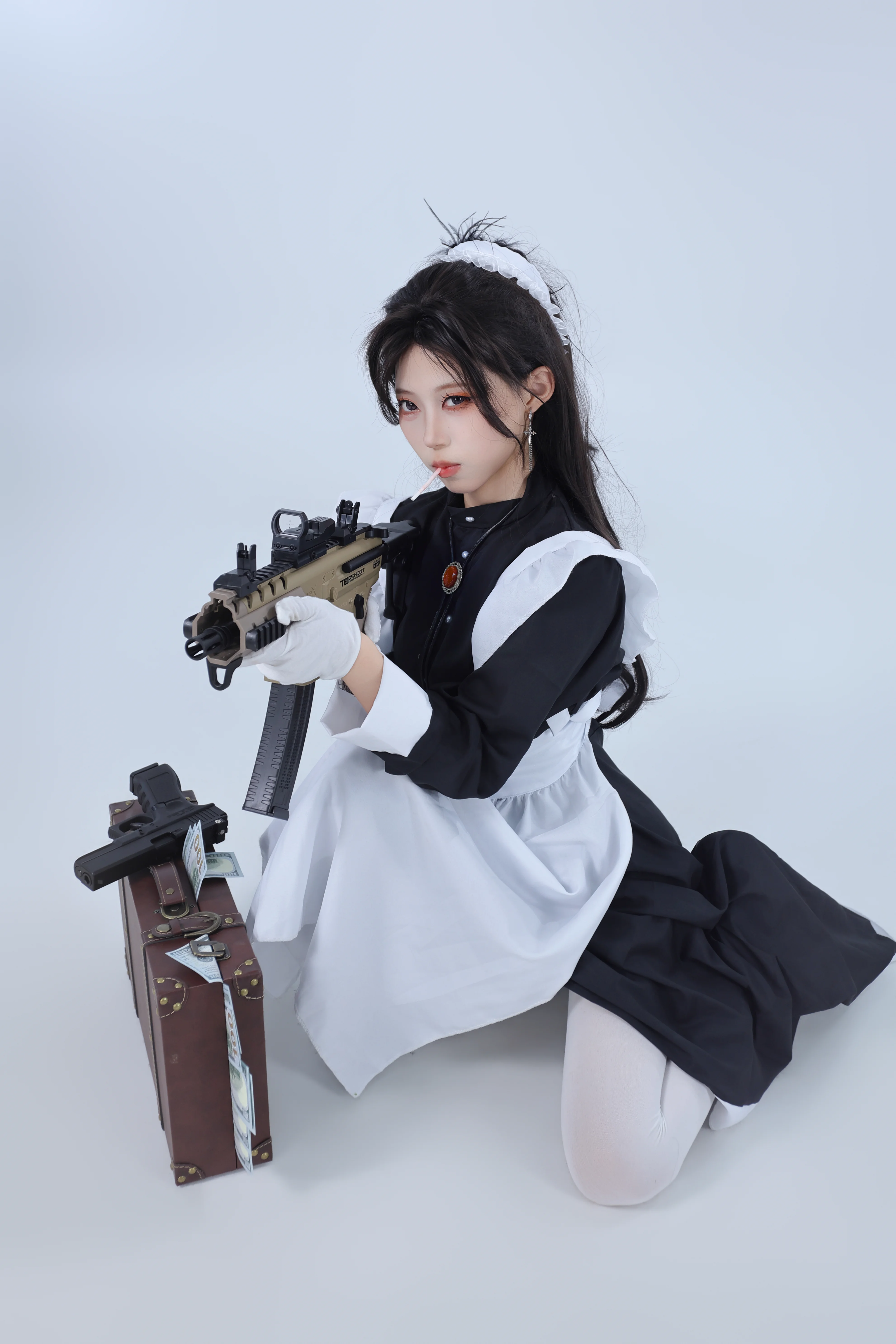 黑白配色的武装女仆写真，战术道具搭配质感拉满 - 第 3 张