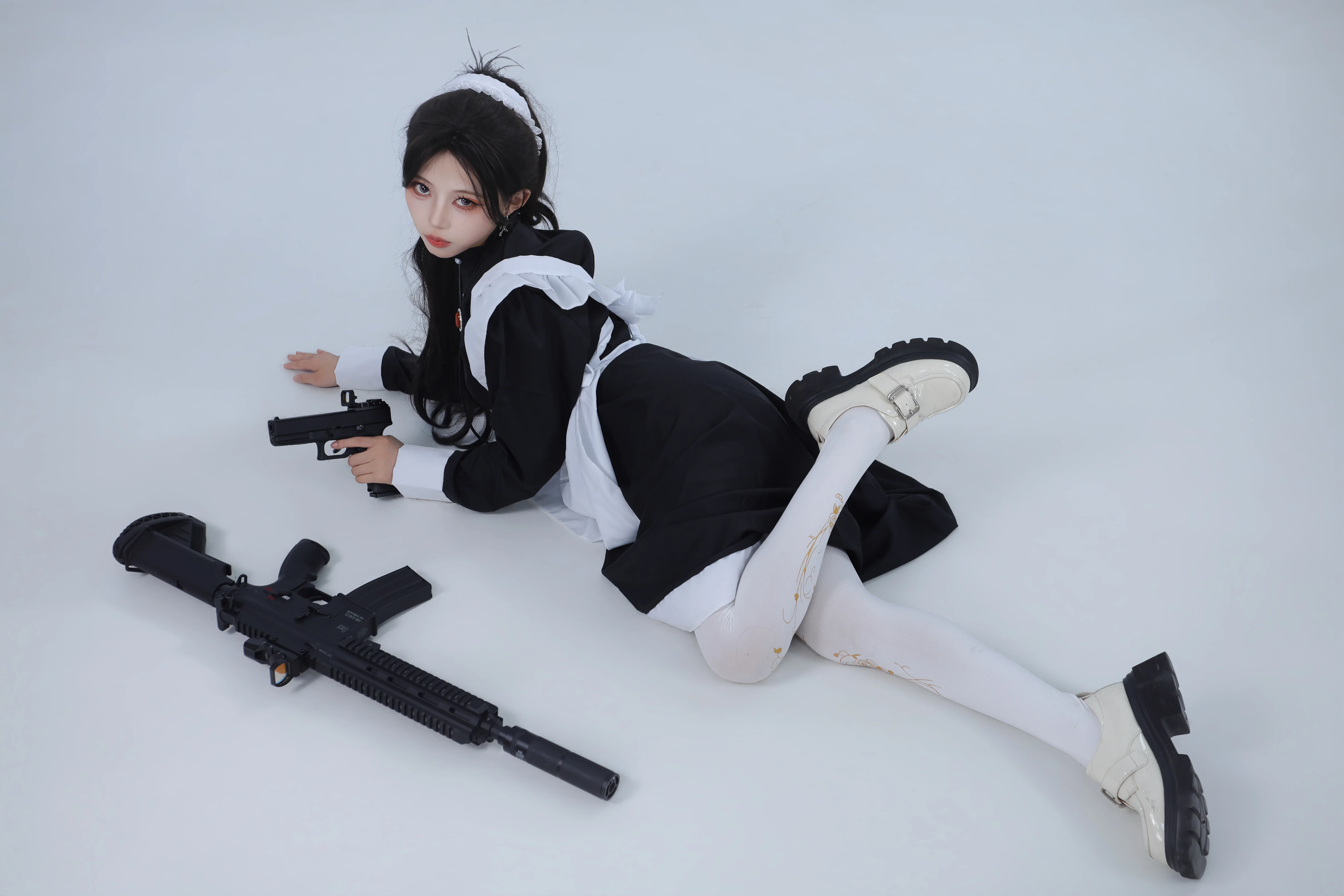 黑白配色的武装女仆写真，战术道具搭配质感拉满 - 第 4 张