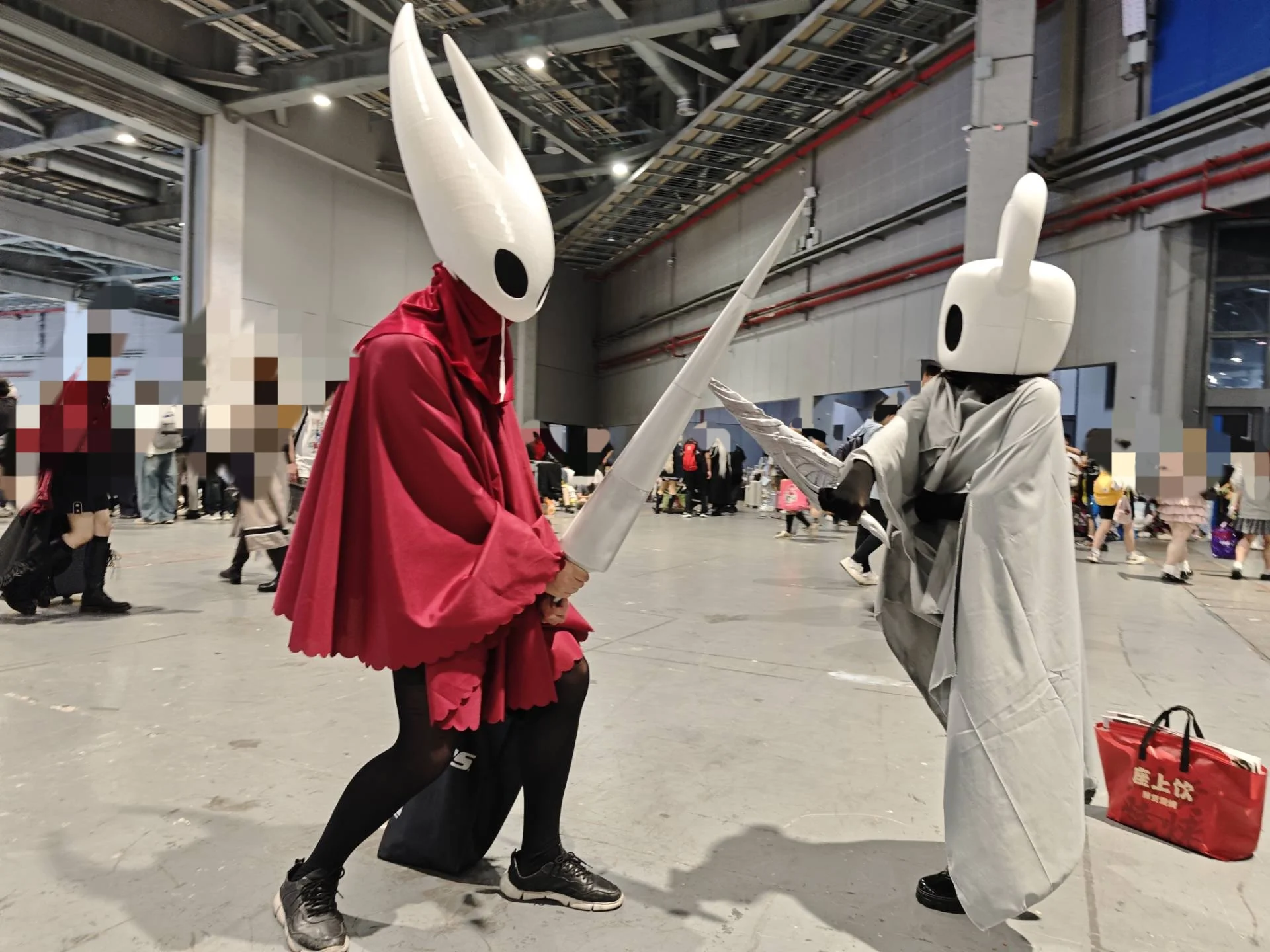【大黃蜂cos】空洞騎士的聖巢邂逅，BW漫展的劍與披風 - 第 1 張