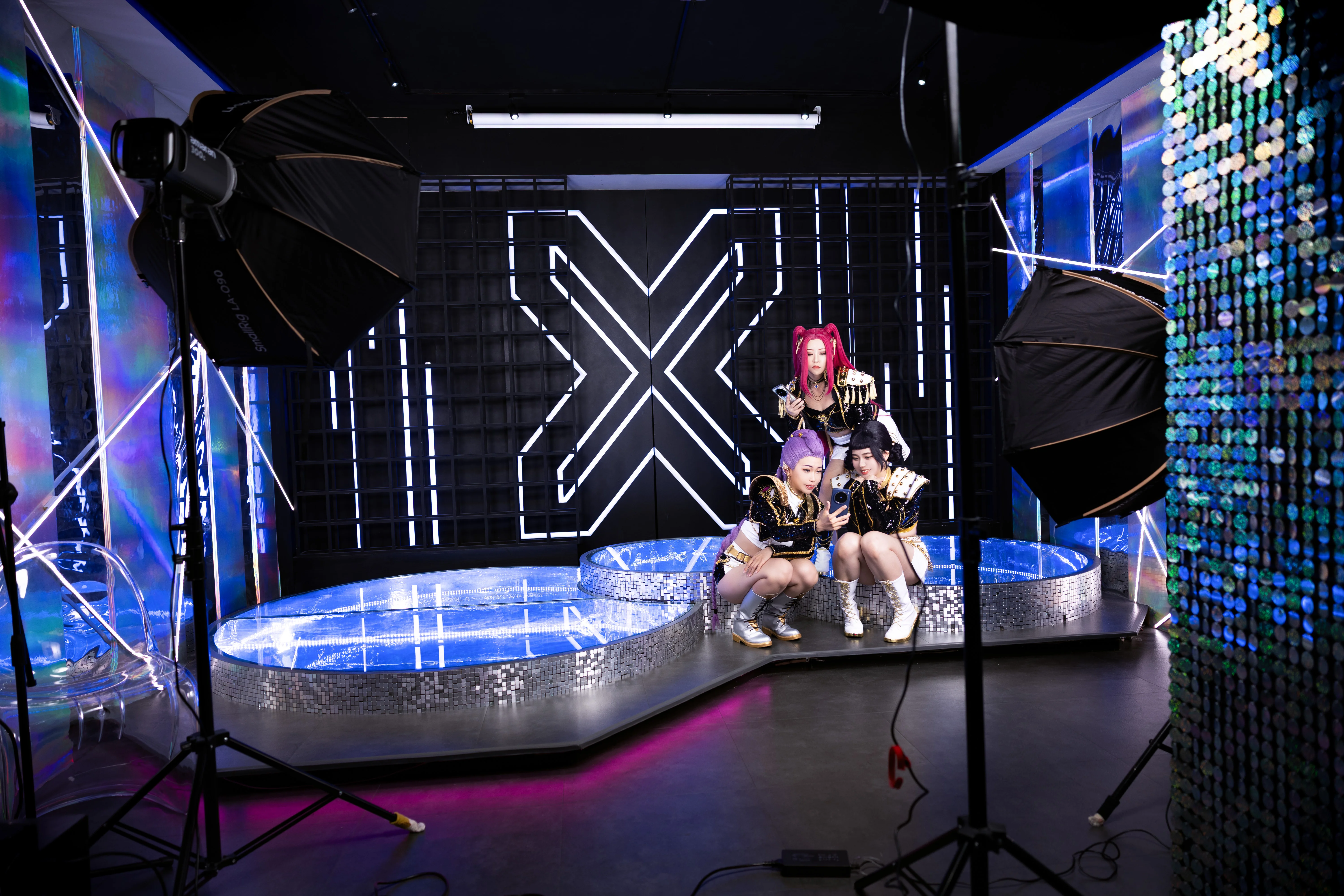 【魯米cos】獵魔女團舞臺造型，黑金亮片與幾何燈光 - 第 11 張