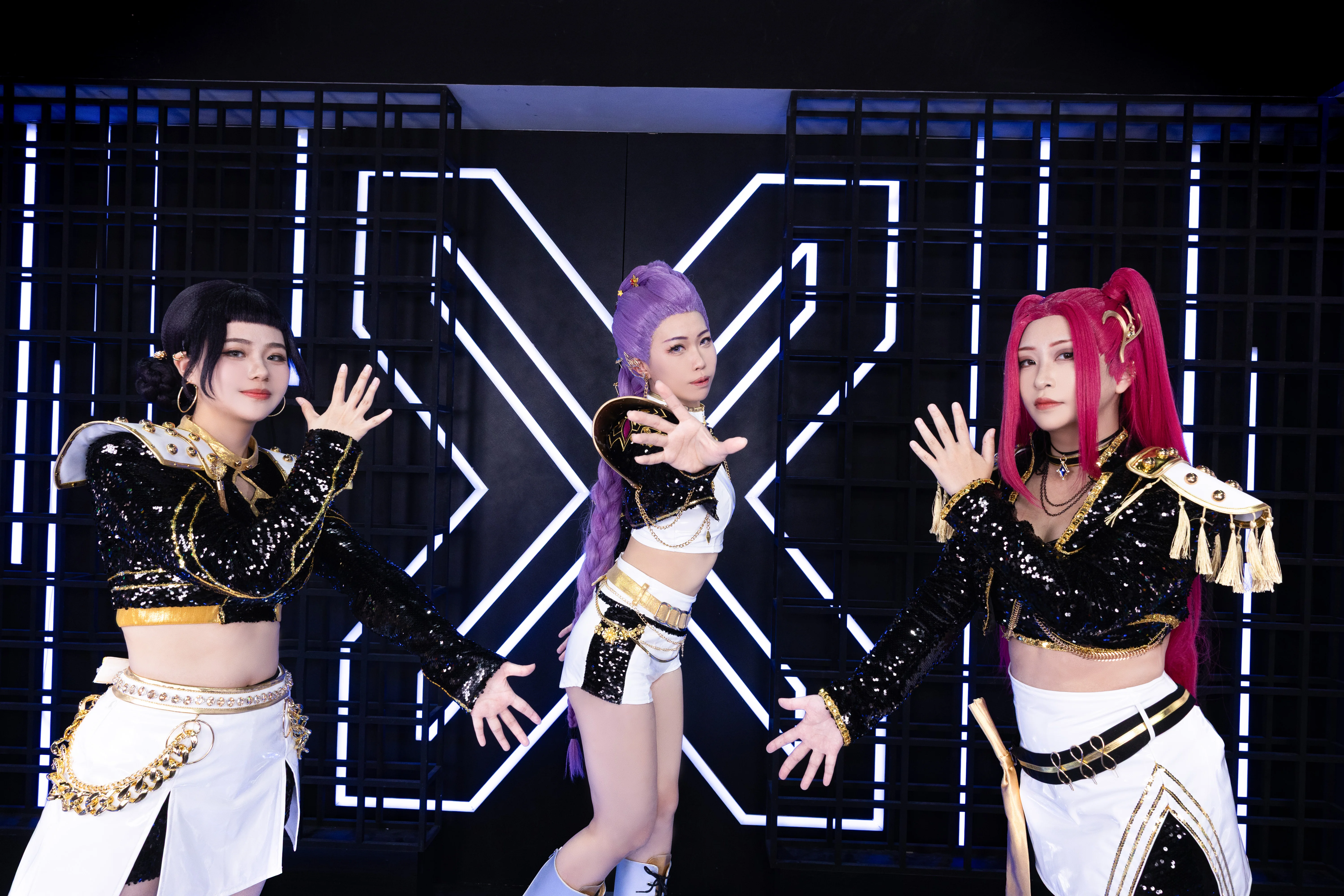 【魯米cos】獵魔女團舞臺造型，黑金亮片與幾何燈光 - 第 2 張