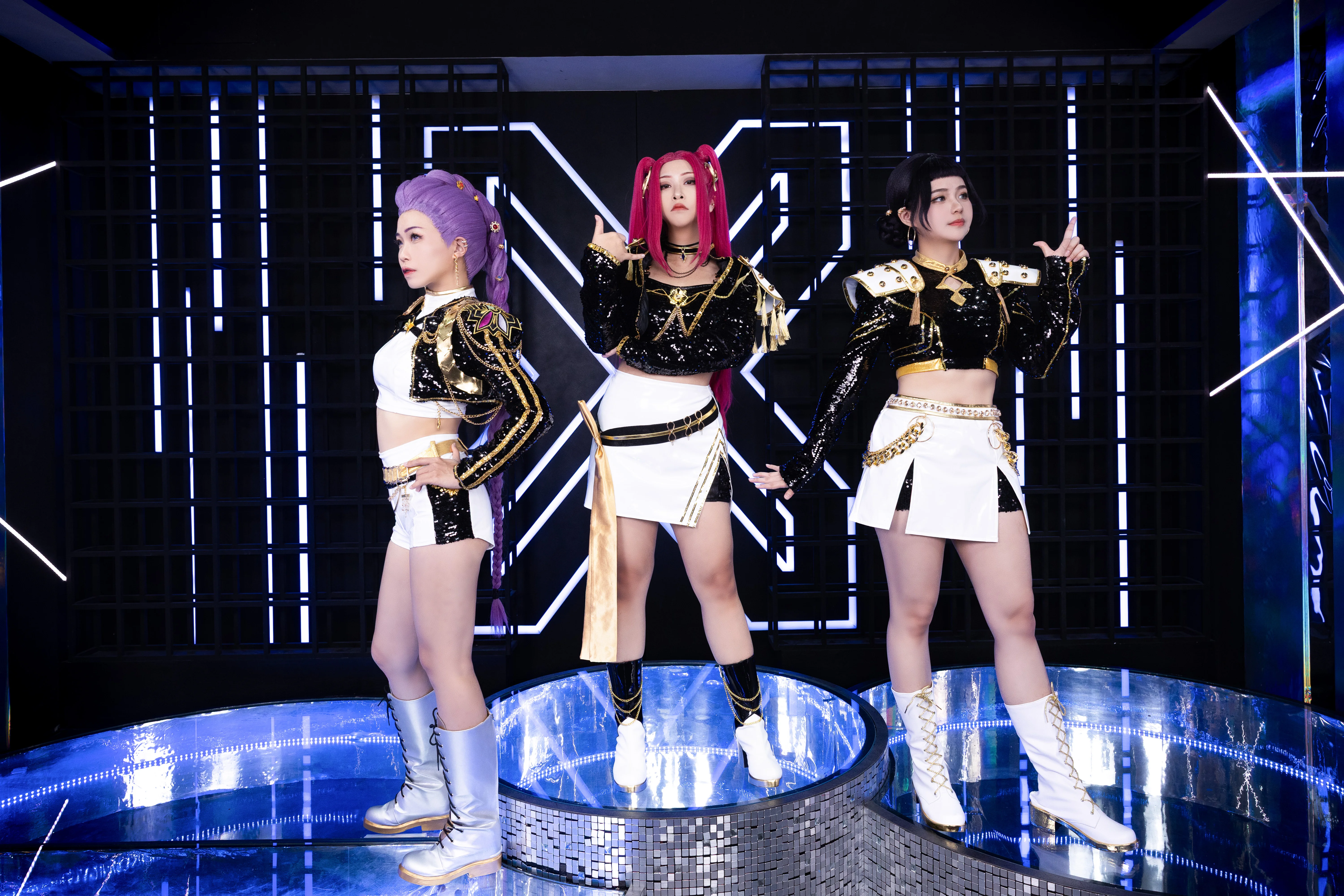 【魯米cos】獵魔女團舞臺造型，黑金亮片與幾何燈光 - 第 3 張