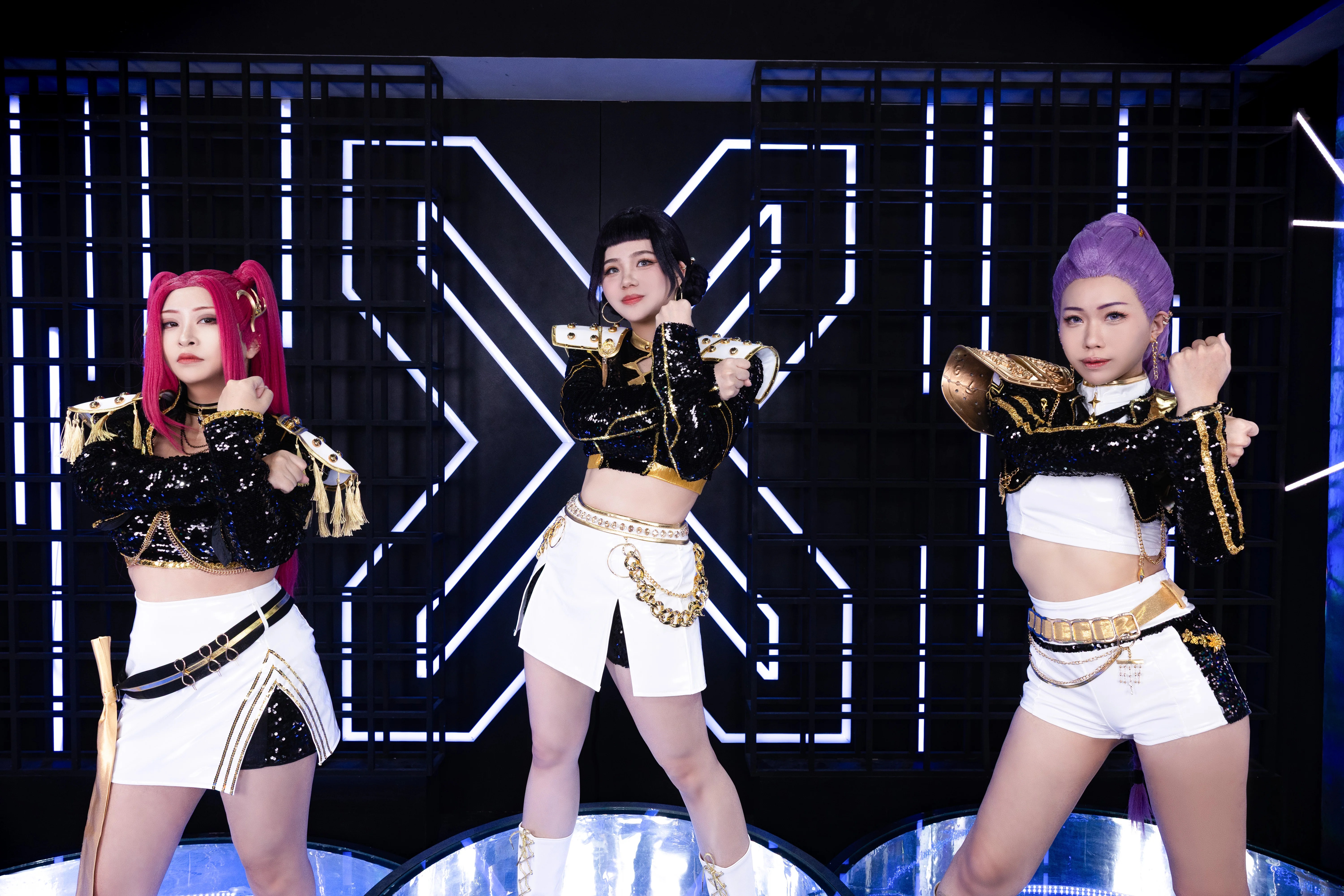 【魯米cos】獵魔女團舞臺造型，黑金亮片與幾何燈光 - 第 4 張