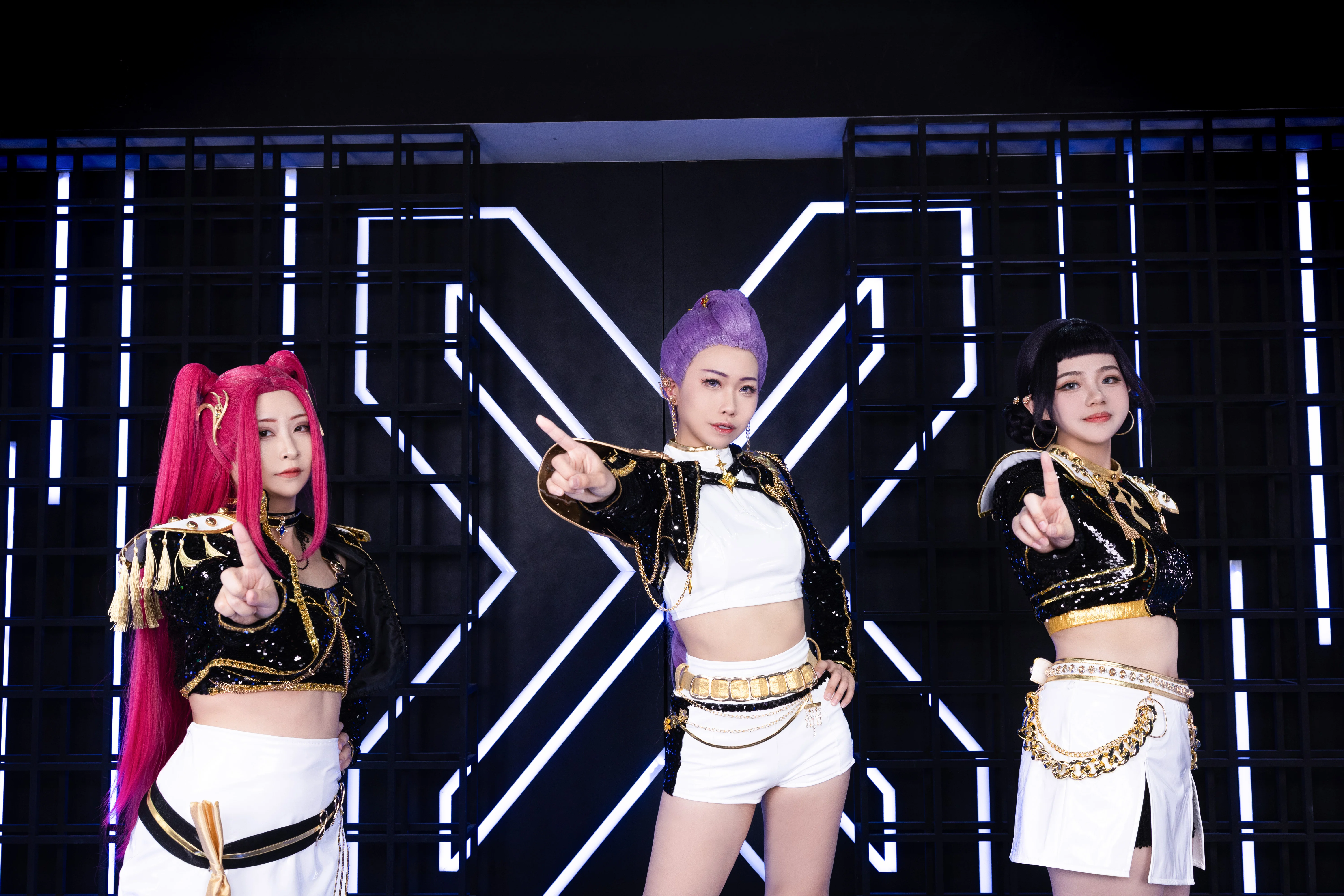 【魯米cos】獵魔女團舞臺造型，黑金亮片與幾何燈光 - 第 6 張