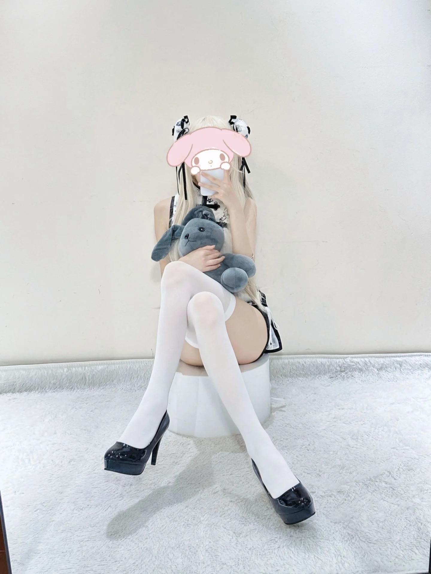 【穹妹cos】缘之空的白裙试穿，黑白配色与长筒袜的日常搭配