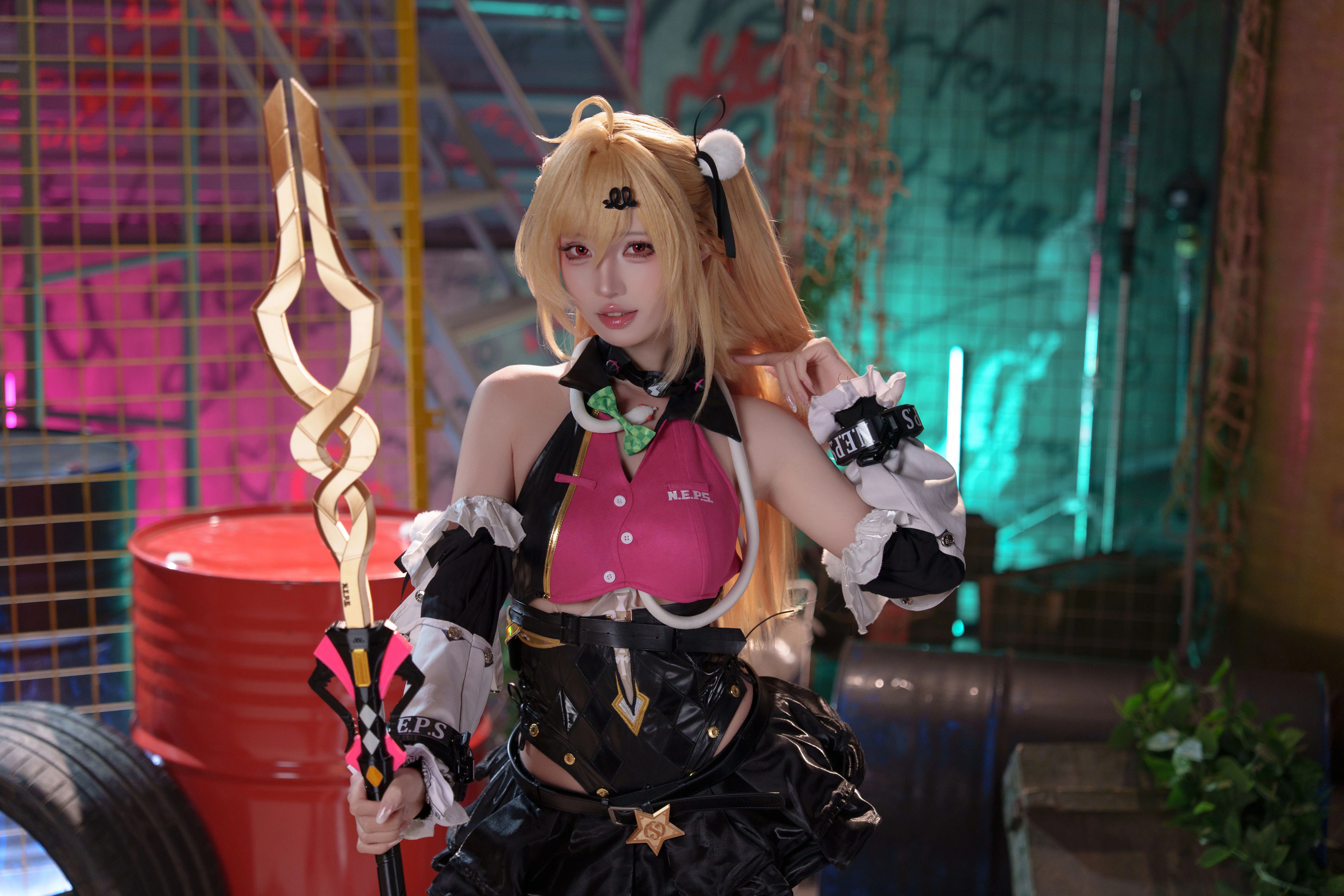 【绝区零希希芙cos】废墟里的粉色闪光，这次挑战了工业风场景 - 第 1 张