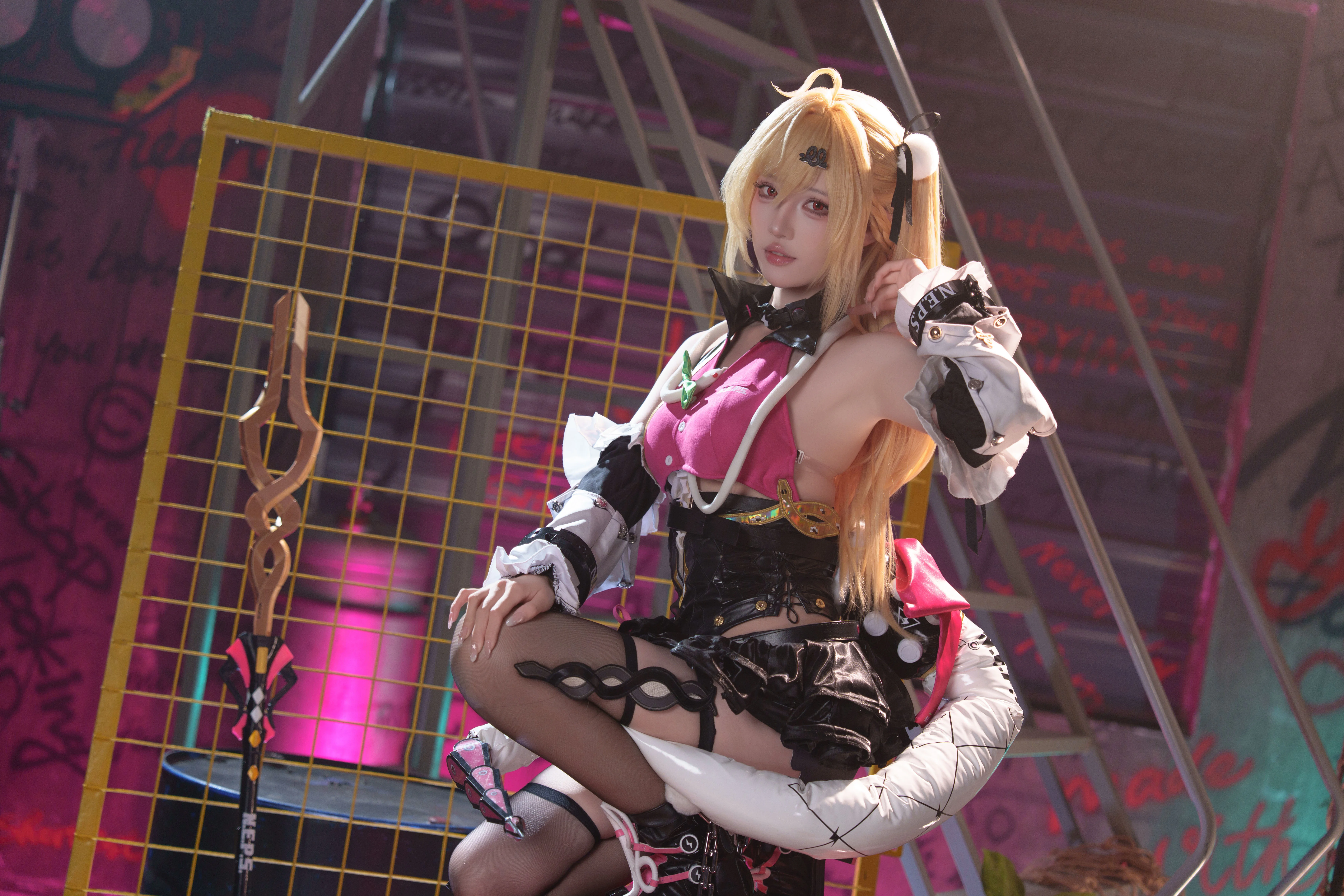 【绝区零希希芙cos】废墟里的粉色闪光，这次挑战了工业风场景 - 第 4 张