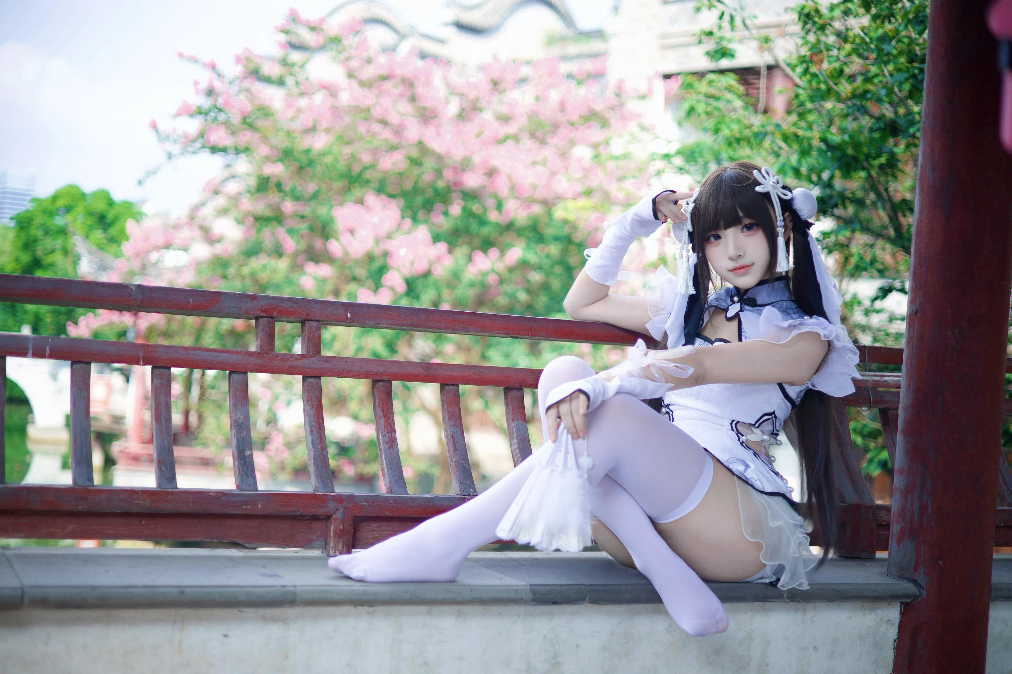 【殷紫萍cos】永劫無間的中式白衣，園林中還原醫女造型 - 第 1 張