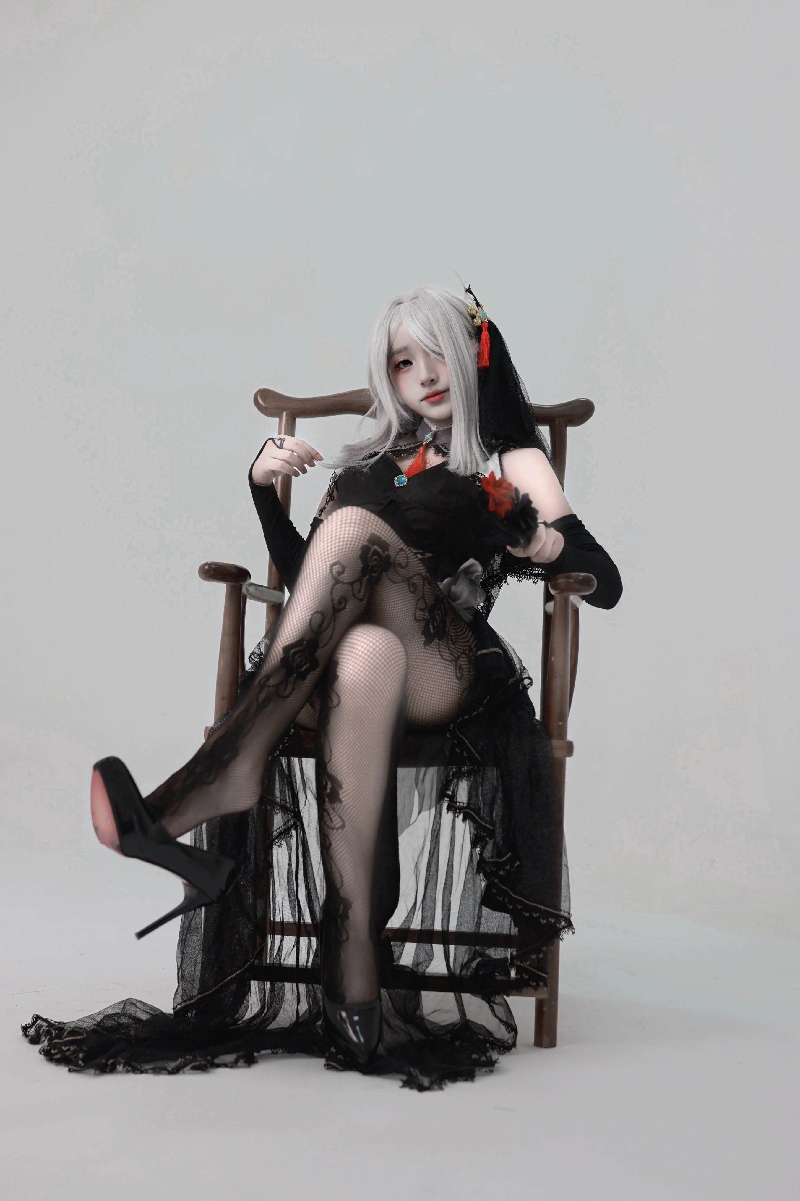 【申鹤cos】原神申鹤的黑羽战裙，硬核持剑气场拉满 - 第 2 张
