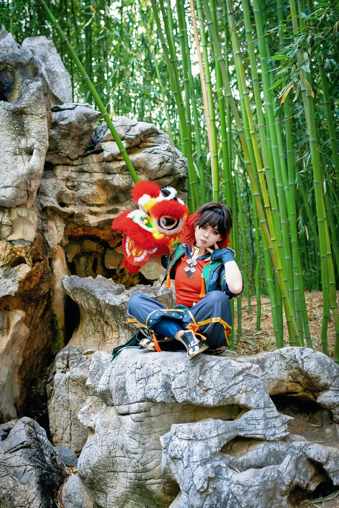 【嘉明cos】原神里的舞狮少年，竹林假山走一遭 - 第 1 张