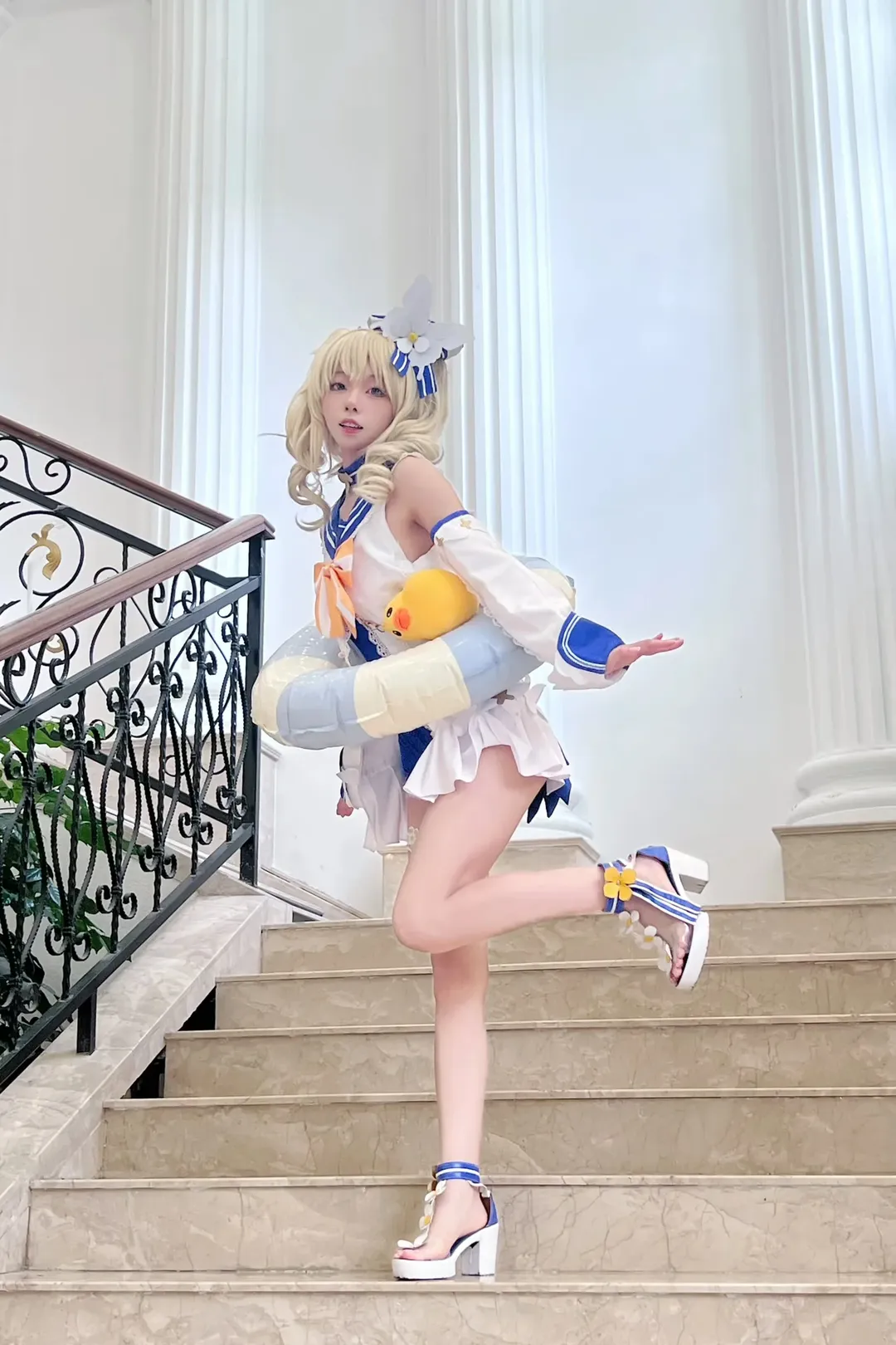 【バーバラ コスプレ】『原神』夏セーラー服コスプレ、爽やかな階段にたたずむ黄色いアヒル - 1 枚目