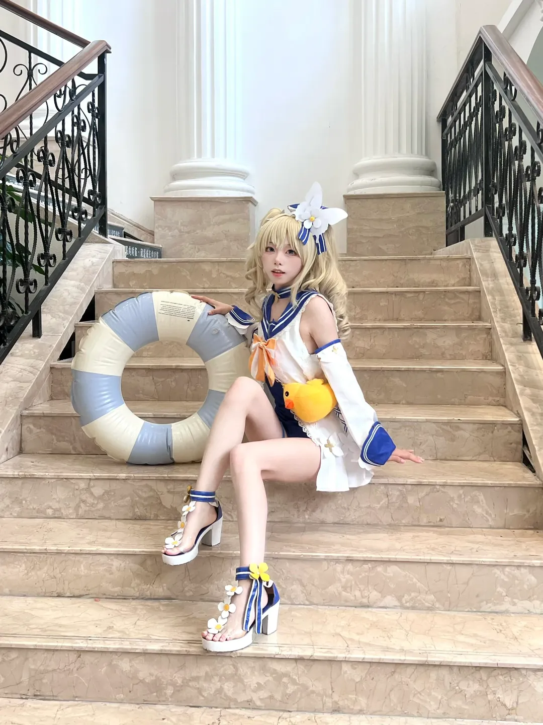 【バーバラ コスプレ】『原神』夏セーラー服コスプレ、爽やかな階段にたたずむ黄色いアヒル - 10 枚目