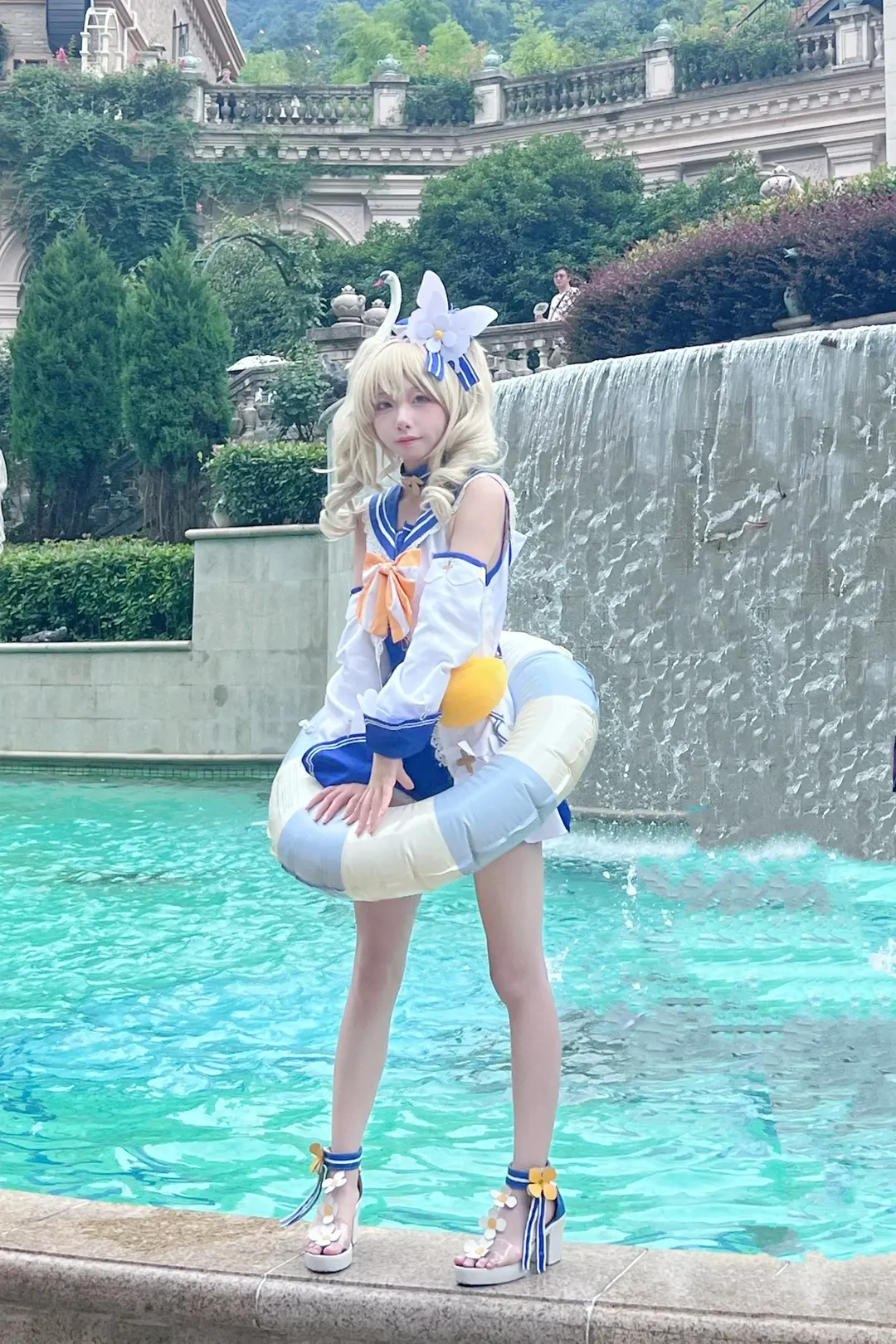 【バーバラ コスプレ】『原神』夏セーラー服コスプレ、爽やかな階段にたたずむ黄色いアヒル - 15 枚目