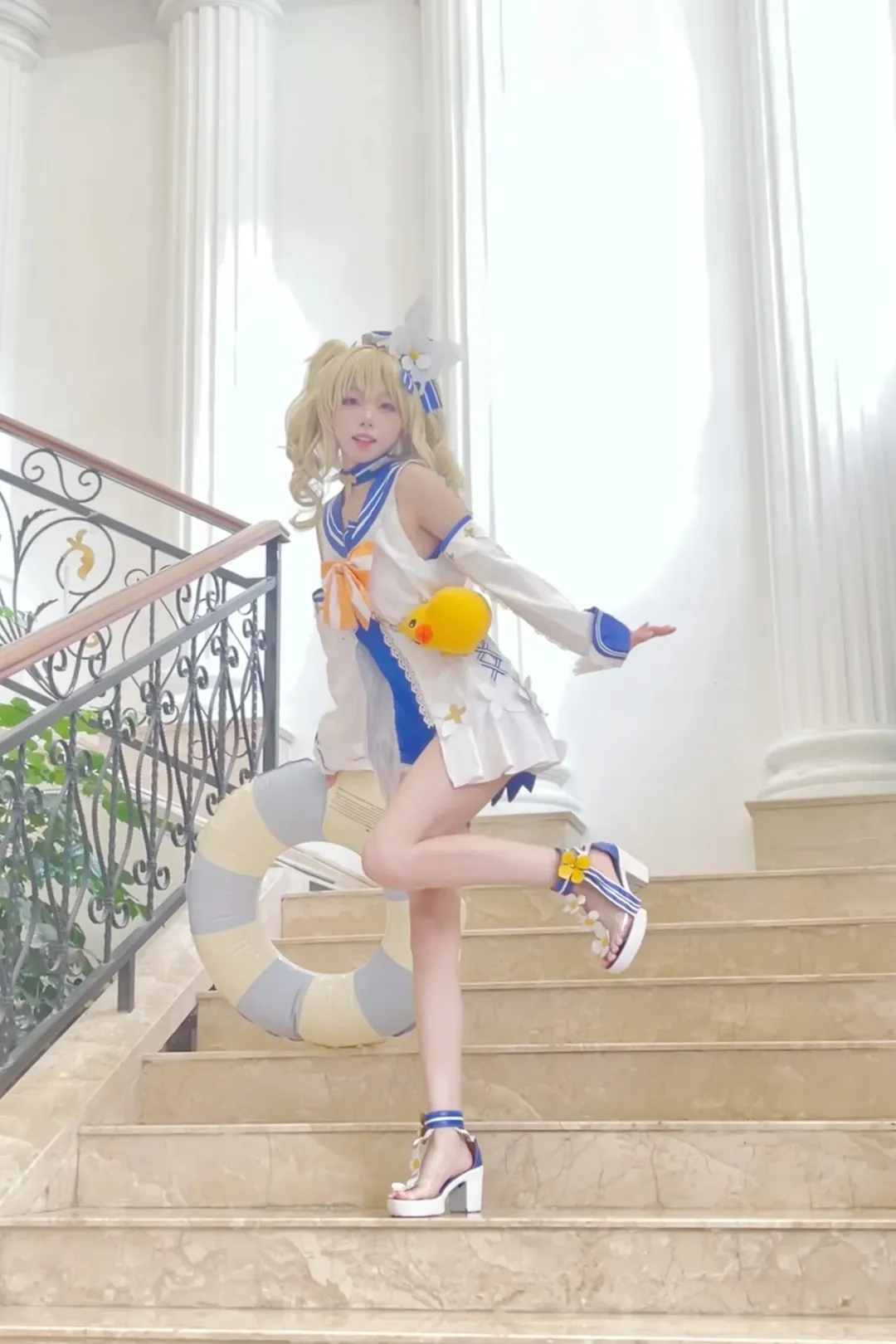 【バーバラ コスプレ】『原神』夏セーラー服コスプレ、爽やかな階段にたたずむ黄色いアヒル - 2 枚目