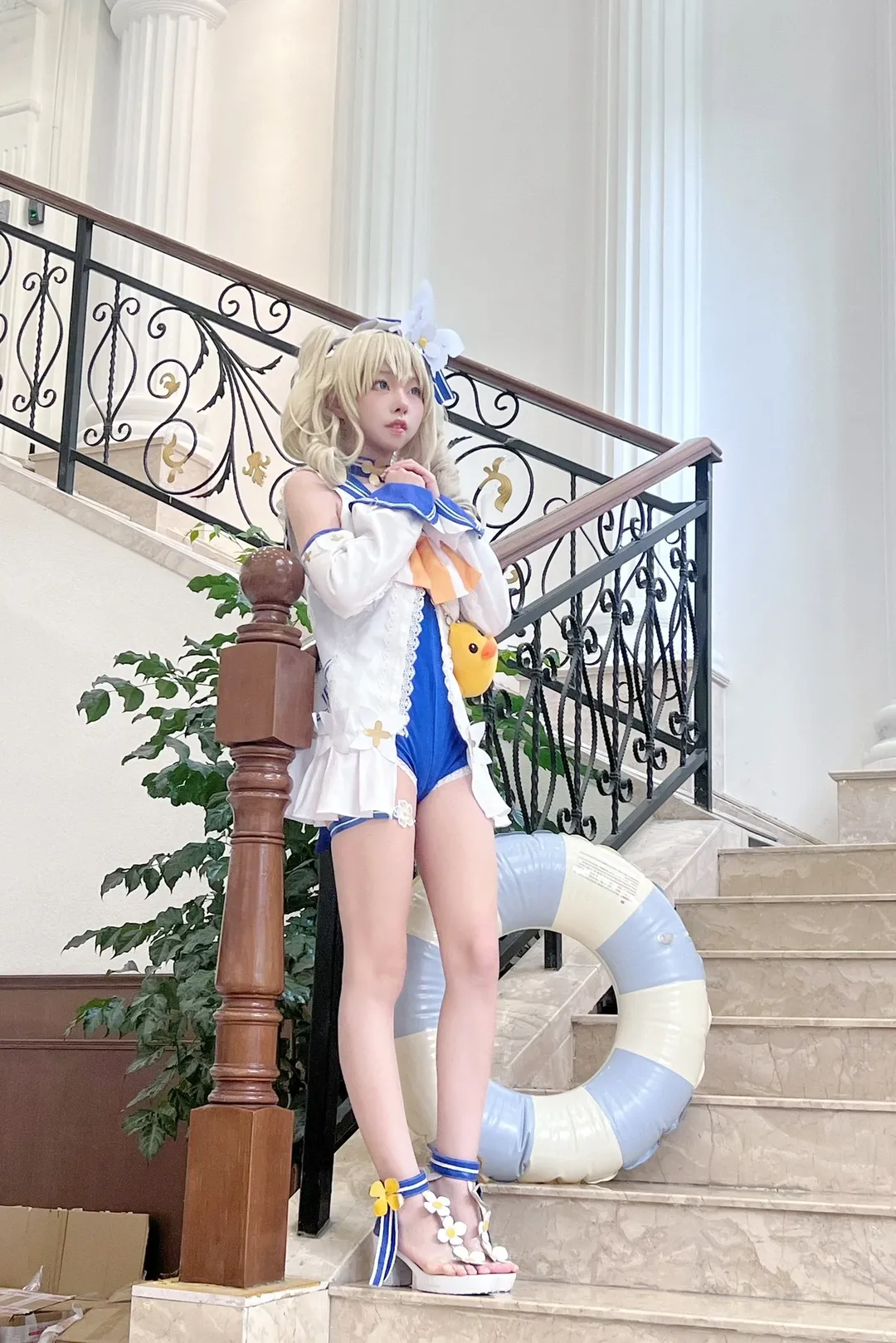 【バーバラ コスプレ】『原神』夏セーラー服コスプレ、爽やかな階段にたたずむ黄色いアヒル - 3 枚目