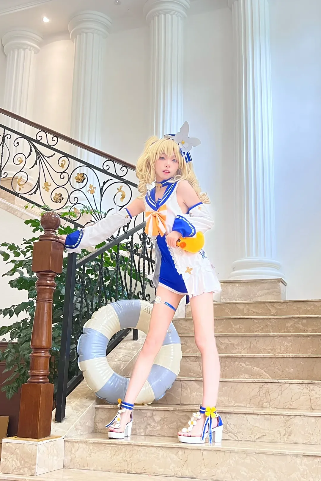 【バーバラ コスプレ】『原神』夏セーラー服コスプレ、爽やかな階段にたたずむ黄色いアヒル - 4 枚目