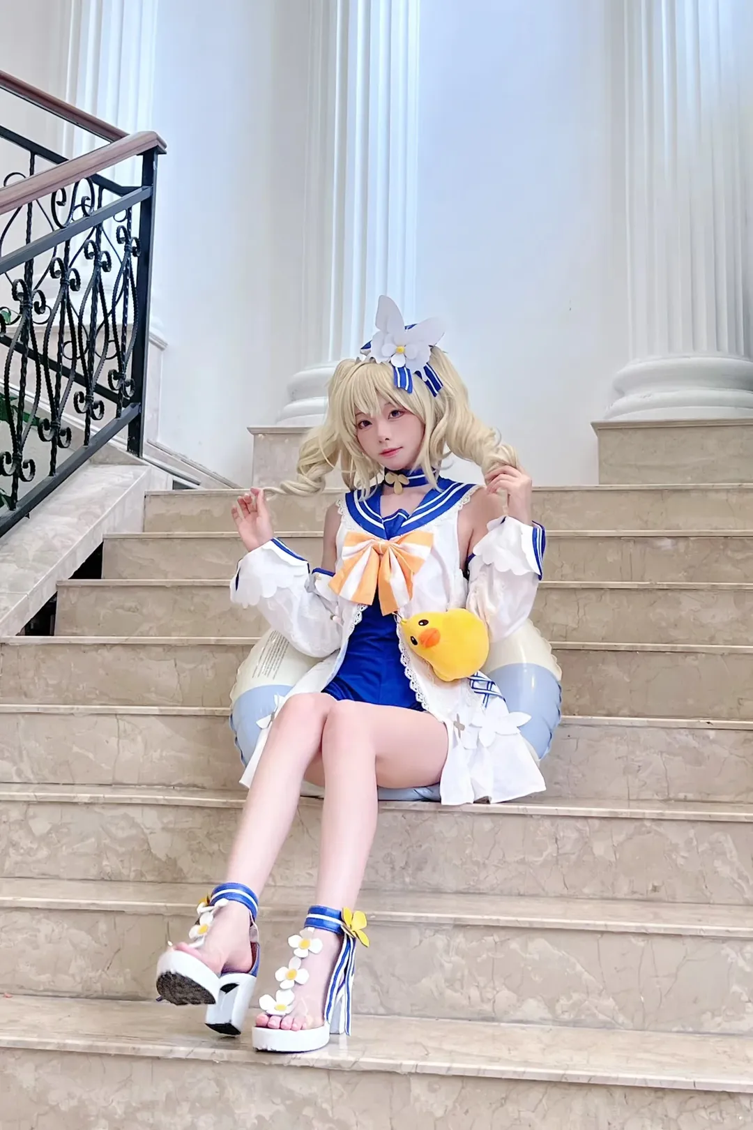【芭芭拉cos】原神夏日水手服，清爽阶梯上的小黄鸭