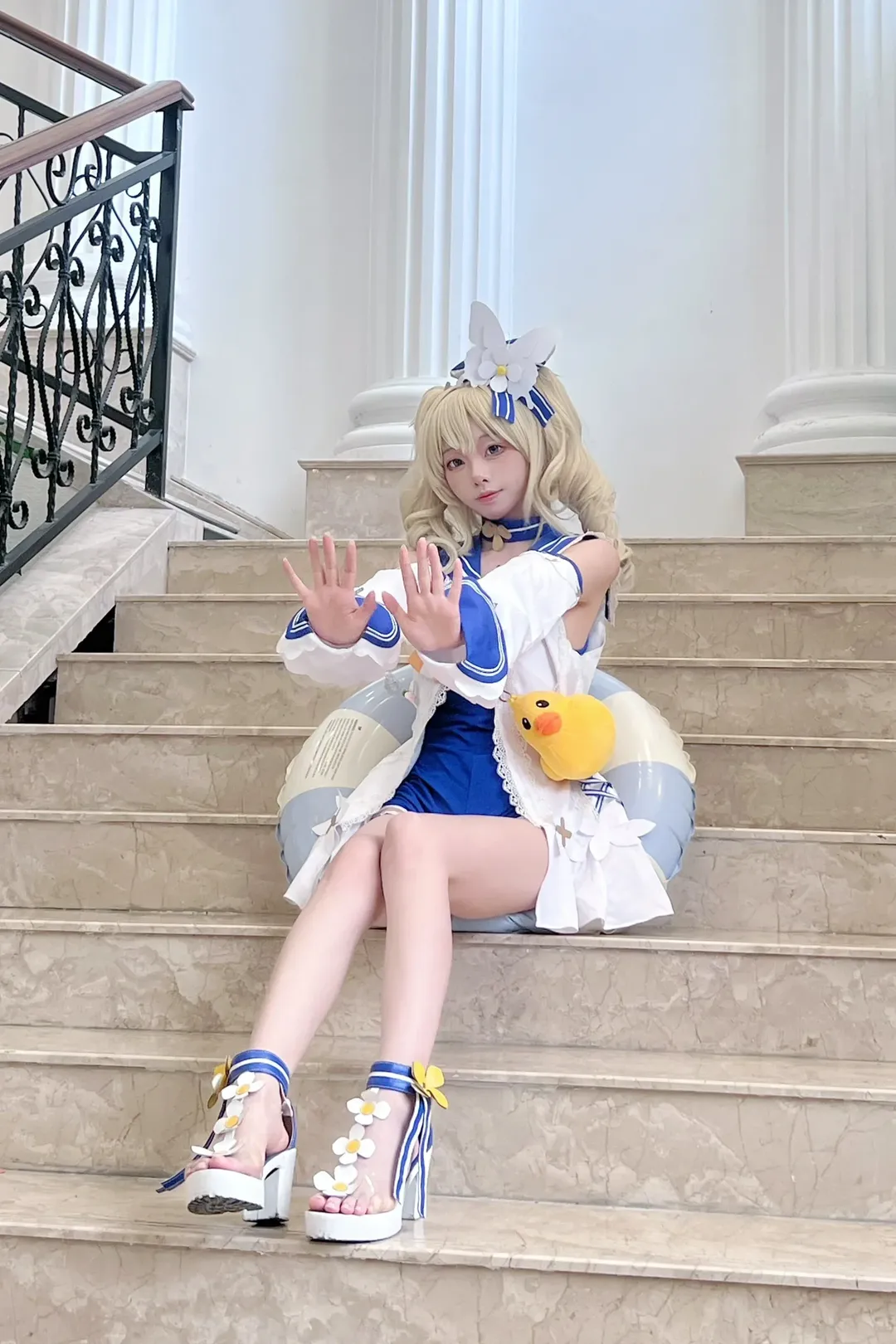 【バーバラ コスプレ】『原神』夏セーラー服コスプレ、爽やかな階段にたたずむ黄色いアヒル - 6 枚目