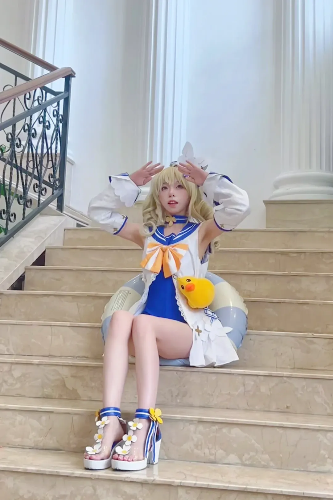 【バーバラ コスプレ】『原神』夏セーラー服コスプレ、爽やかな階段にたたずむ黄色いアヒル - 7 枚目