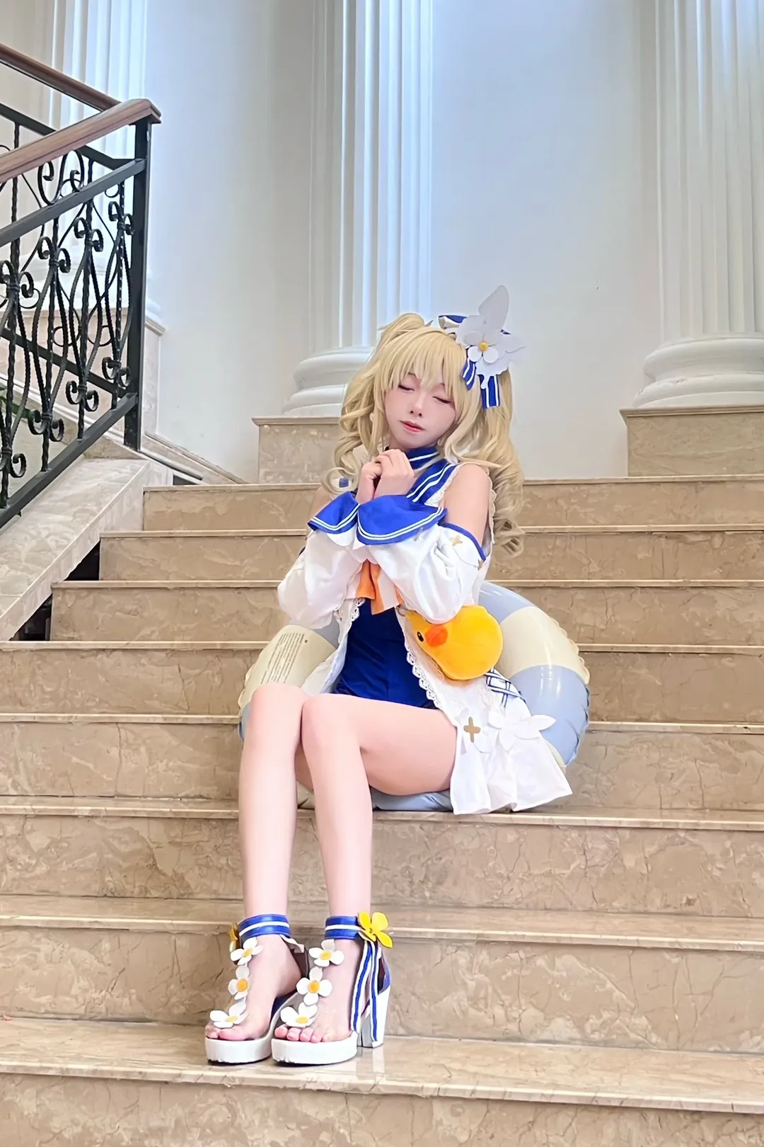 【バーバラ コスプレ】『原神』夏セーラー服コスプレ、爽やかな階段にたたずむ黄色いアヒル - 8 枚目